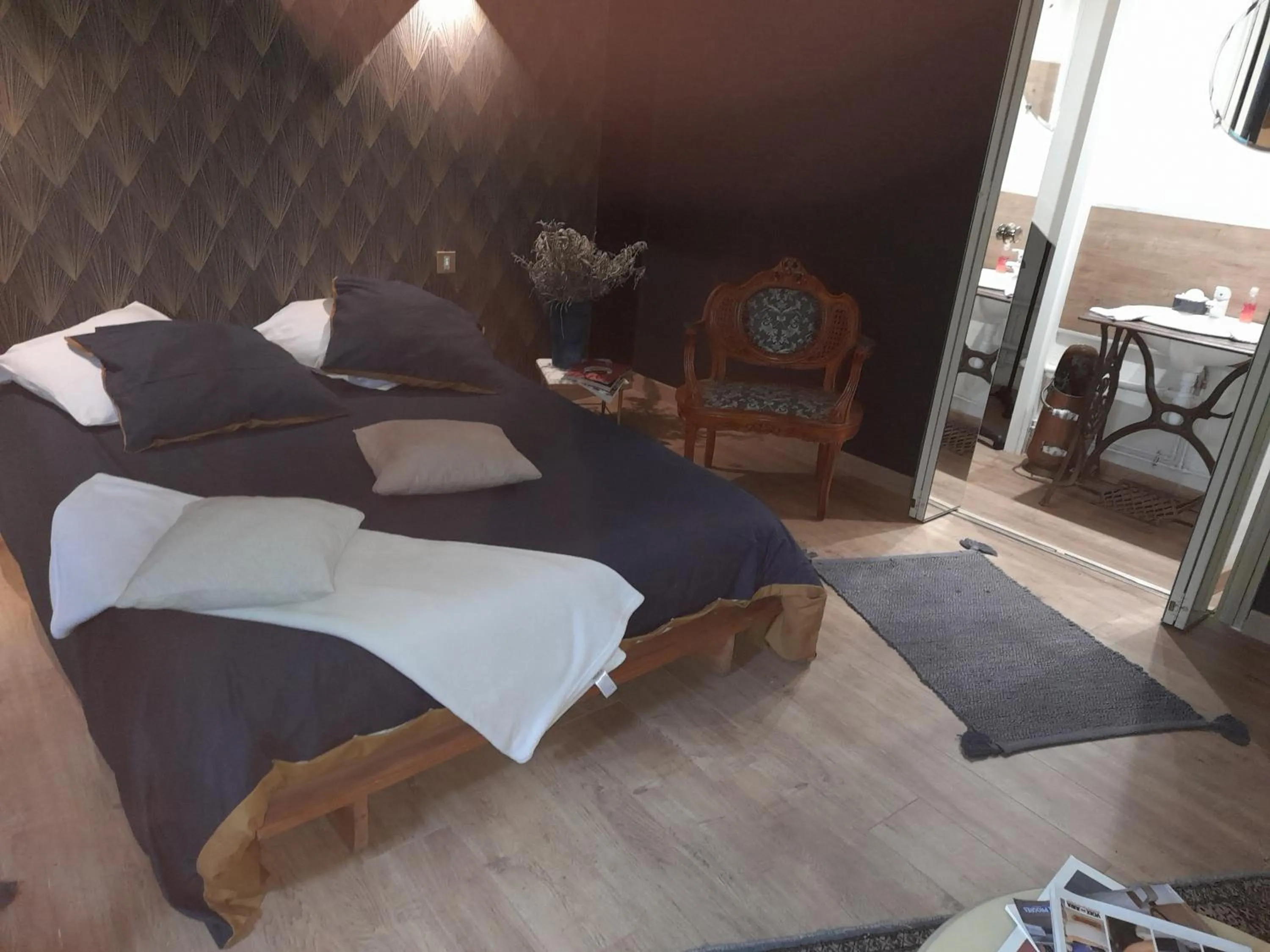 Photo of the whole room, Bed in chambre du jura