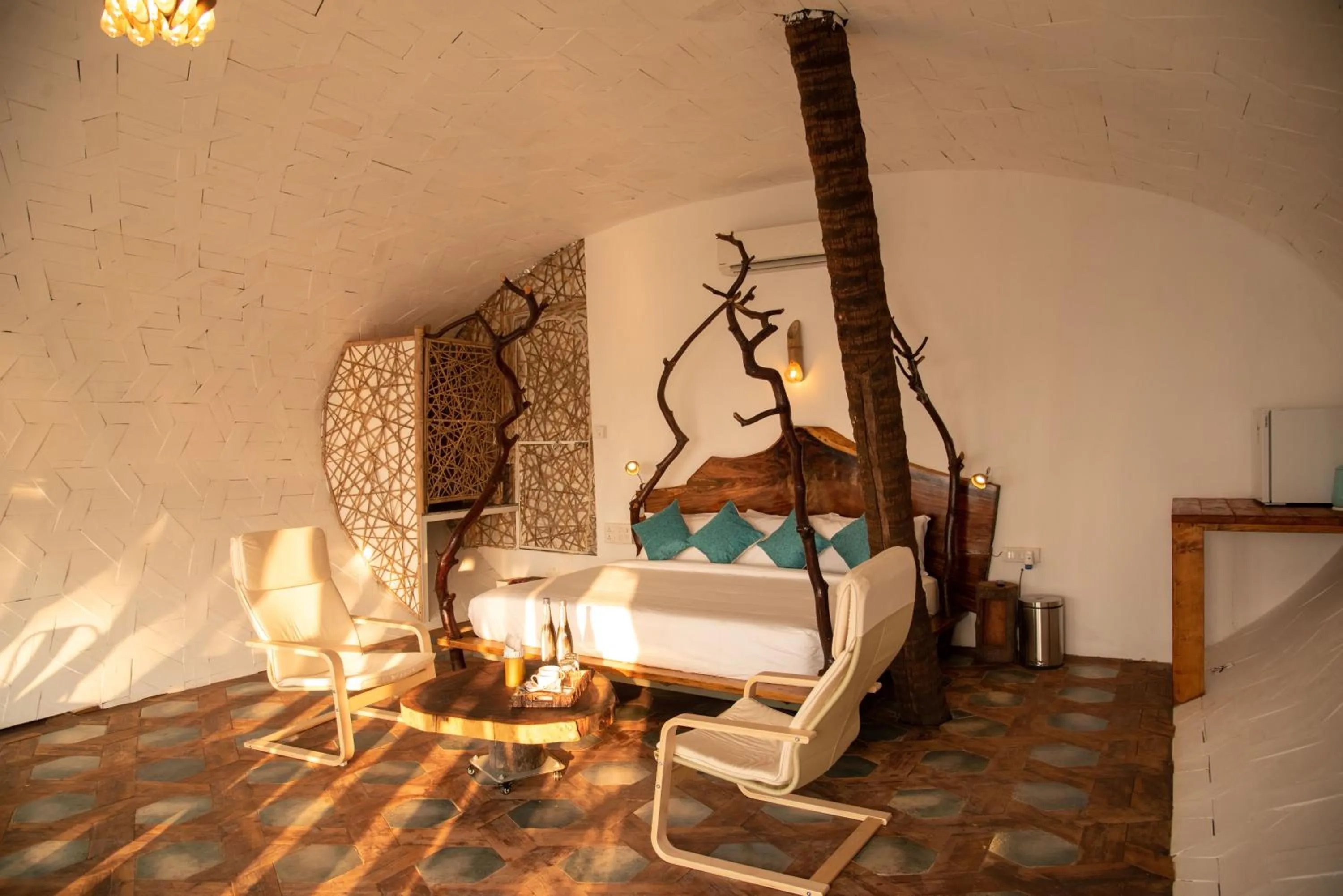 Photo of the whole room, Bed in Obrigado by Craftels