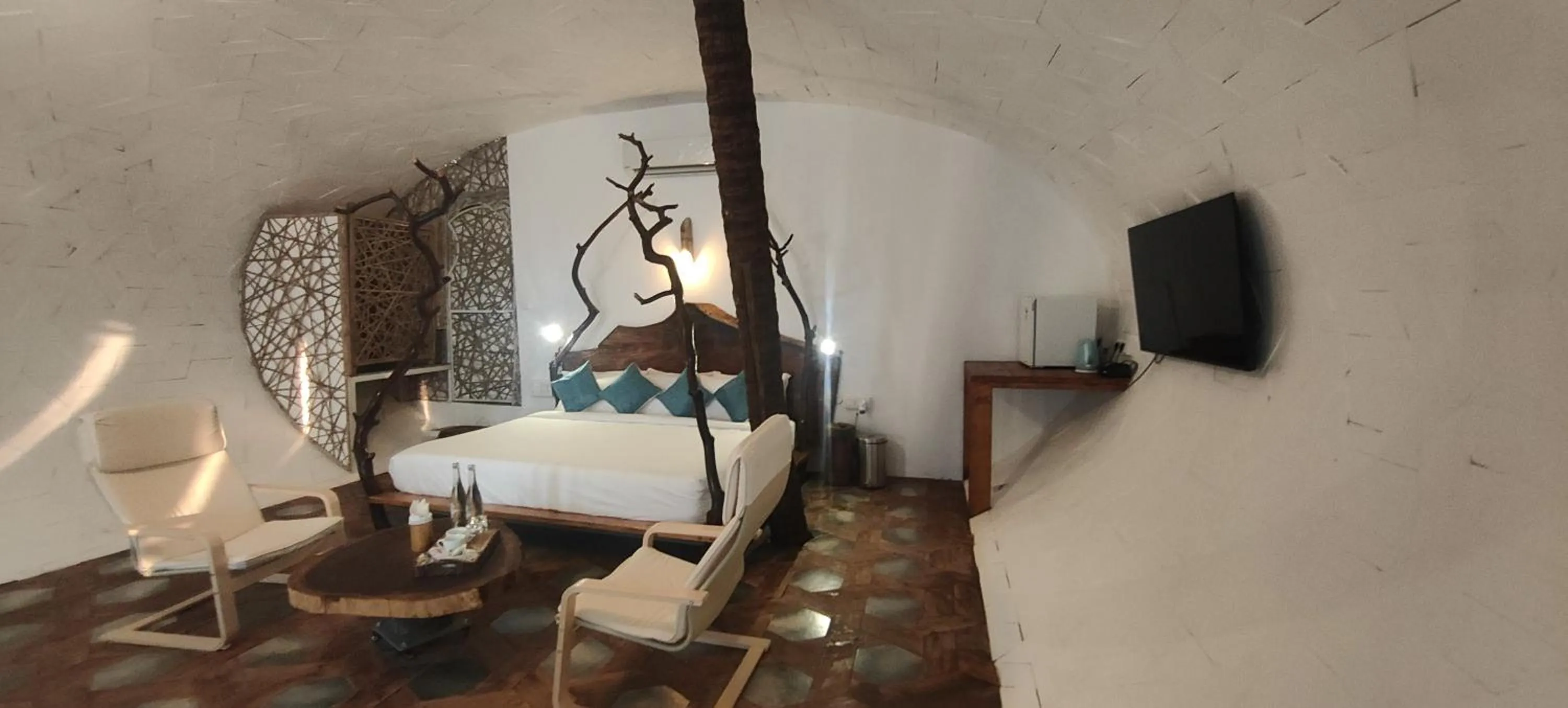 Photo of the whole room, Bed in Obrigado by Craftels