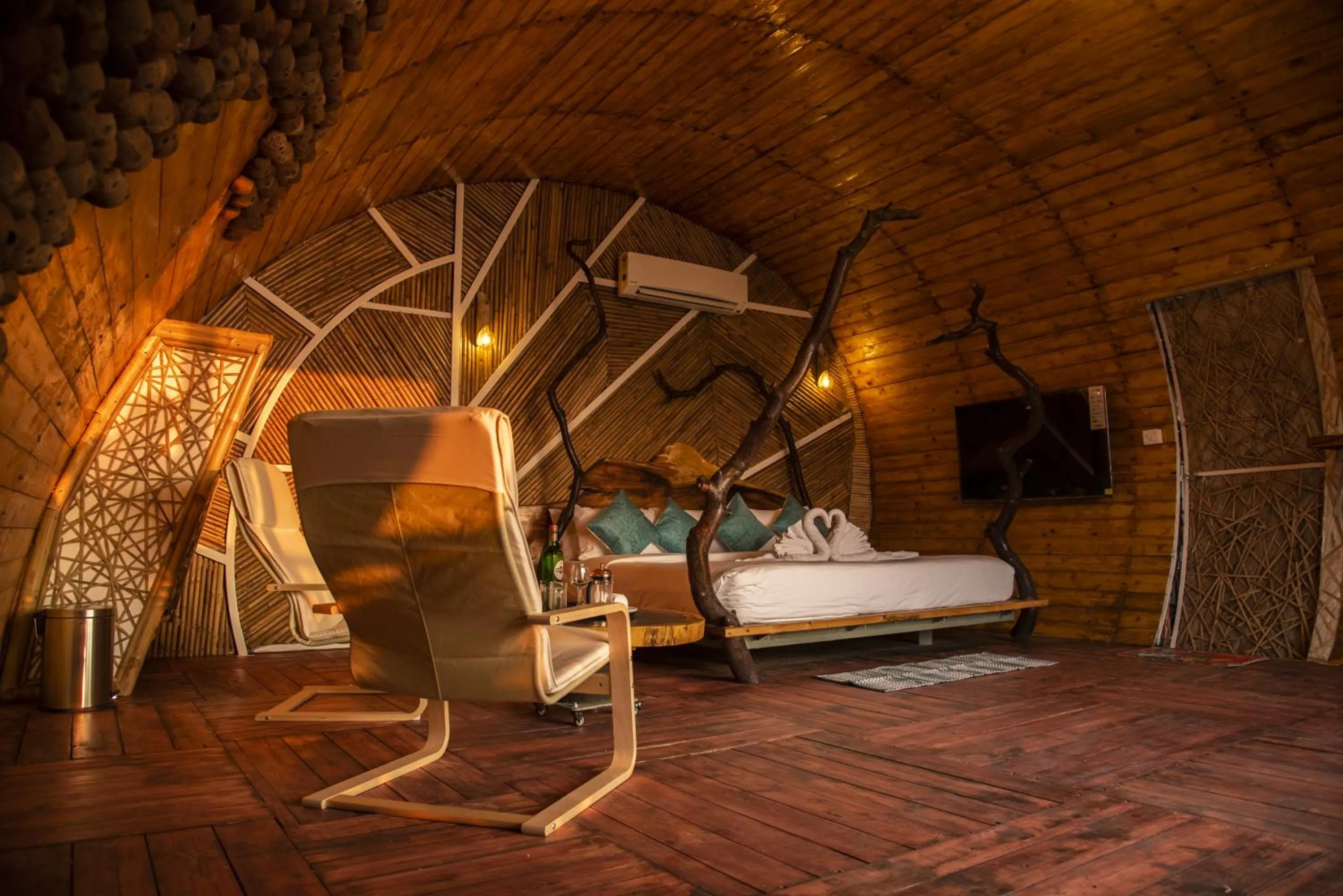 Bedroom, Bed in Obrigado by Craftels