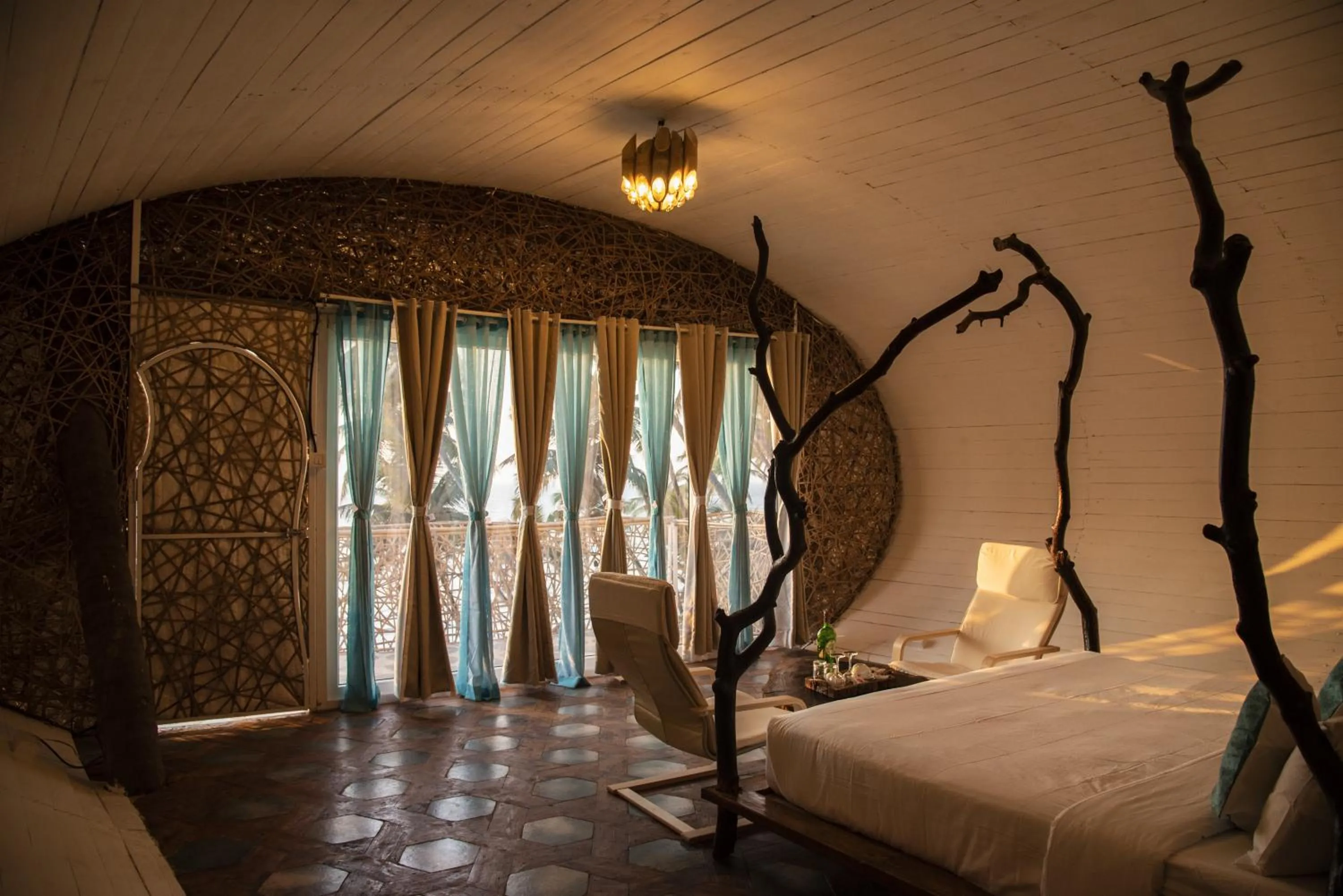 Photo of the whole room, Bed in Obrigado by Craftels