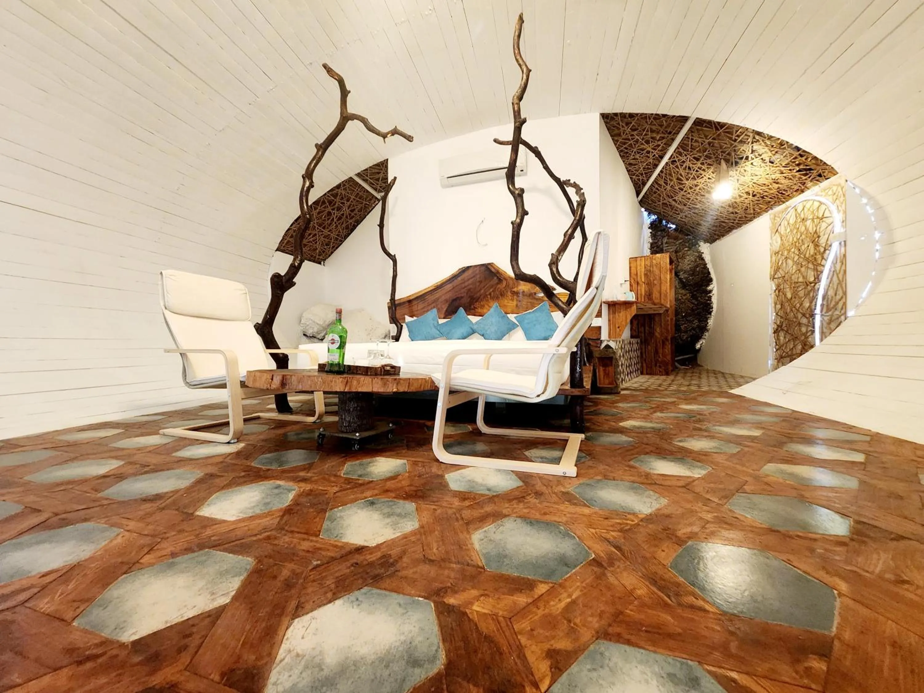 Photo of the whole room in Obrigado by Craftels