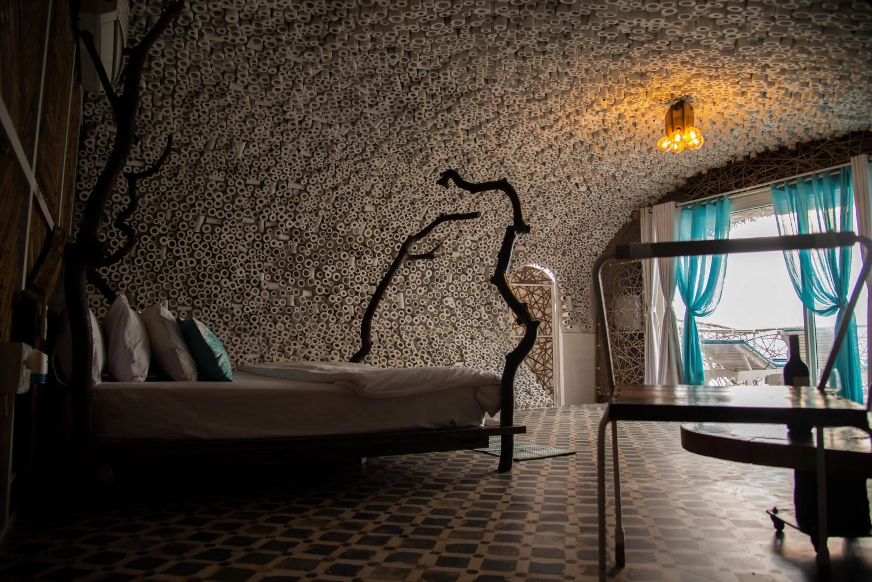 Photo of the whole room, Bed in Obrigado by Craftels