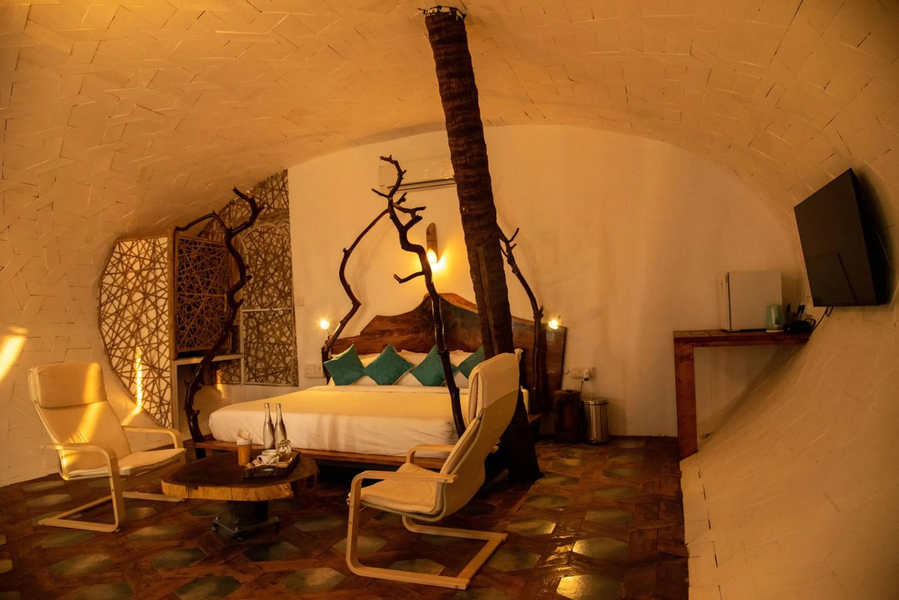 Photo of the whole room, Bed in Obrigado by Craftels