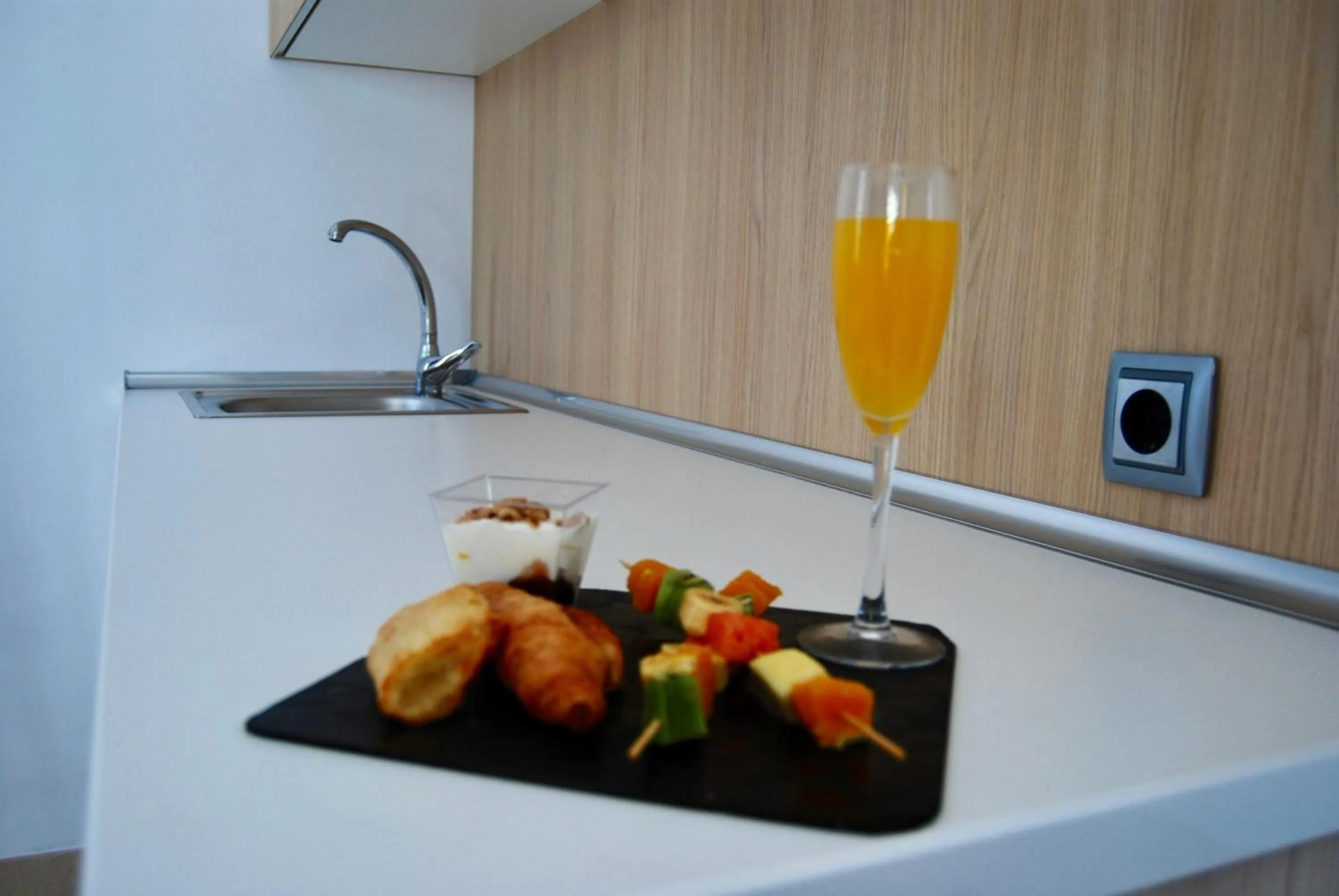 Food and drinks in Broncemar Beach Suites