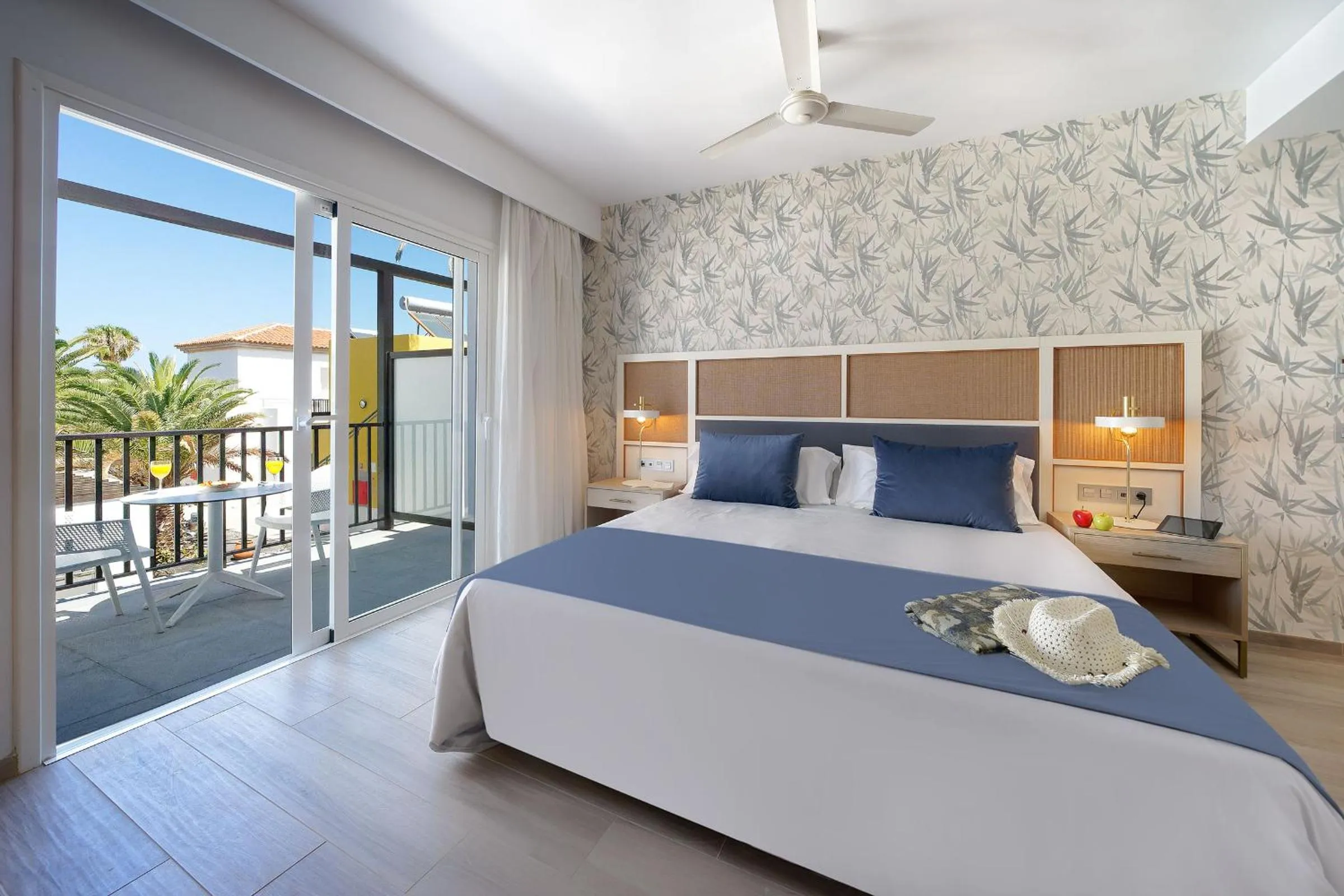 Balcony/Terrace, Bed in Broncemar Beach Suites