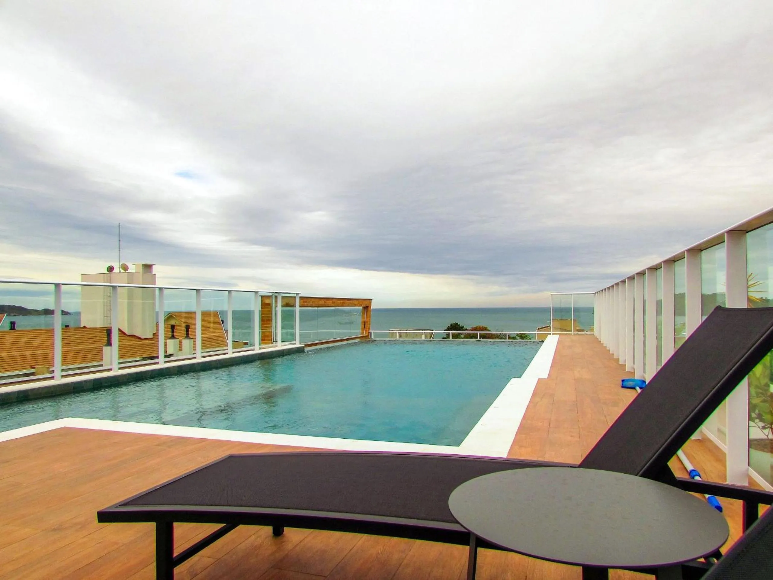 Swimming pool in VDC-225 Moderno monoambiente a pocos mts del mar de Bombinhas