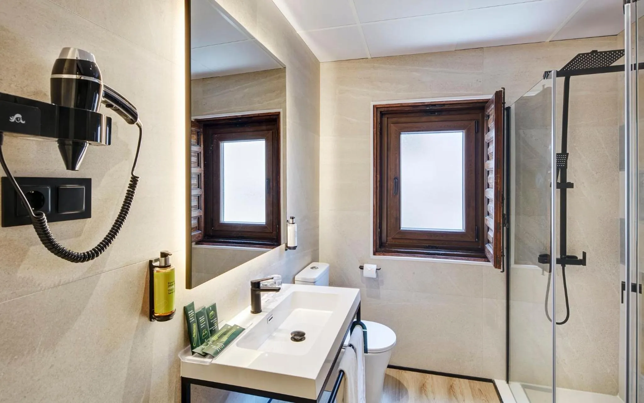 Photo of the whole room in Hotel Sercotel Alfonso VI