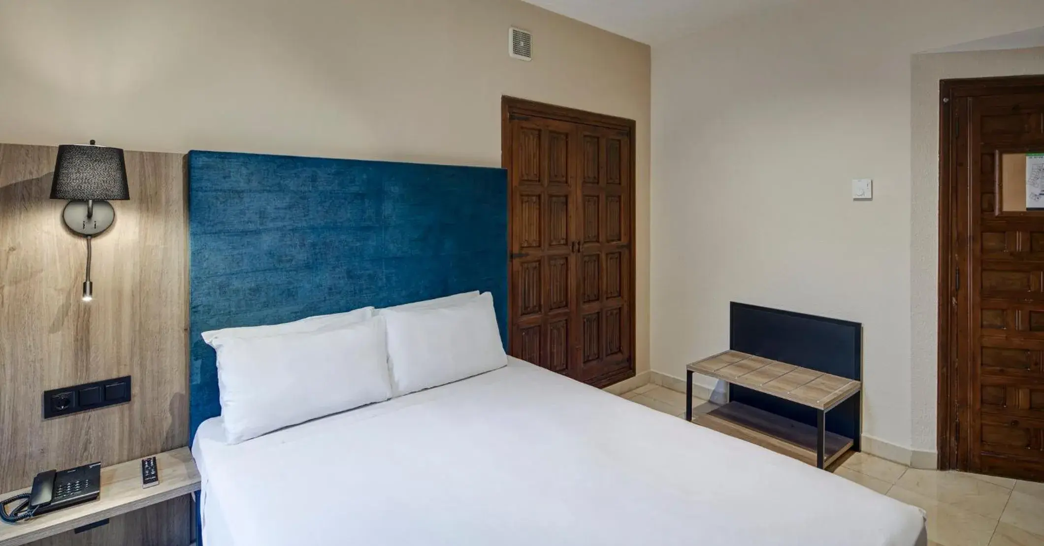 Photo of the whole room, Bed in Hotel Sercotel Alfonso VI Photo of the whole room, Bed in Hotel Sercotel Alfonso VI