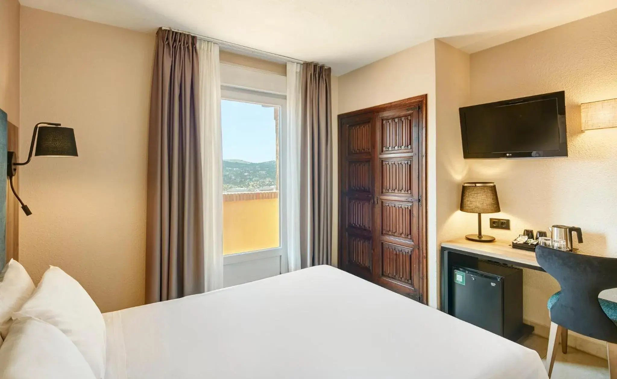 Photo of the whole room, Bed in Hotel Sercotel Alfonso VI Photo of the whole room, Bed in Hotel Sercotel Alfonso VI