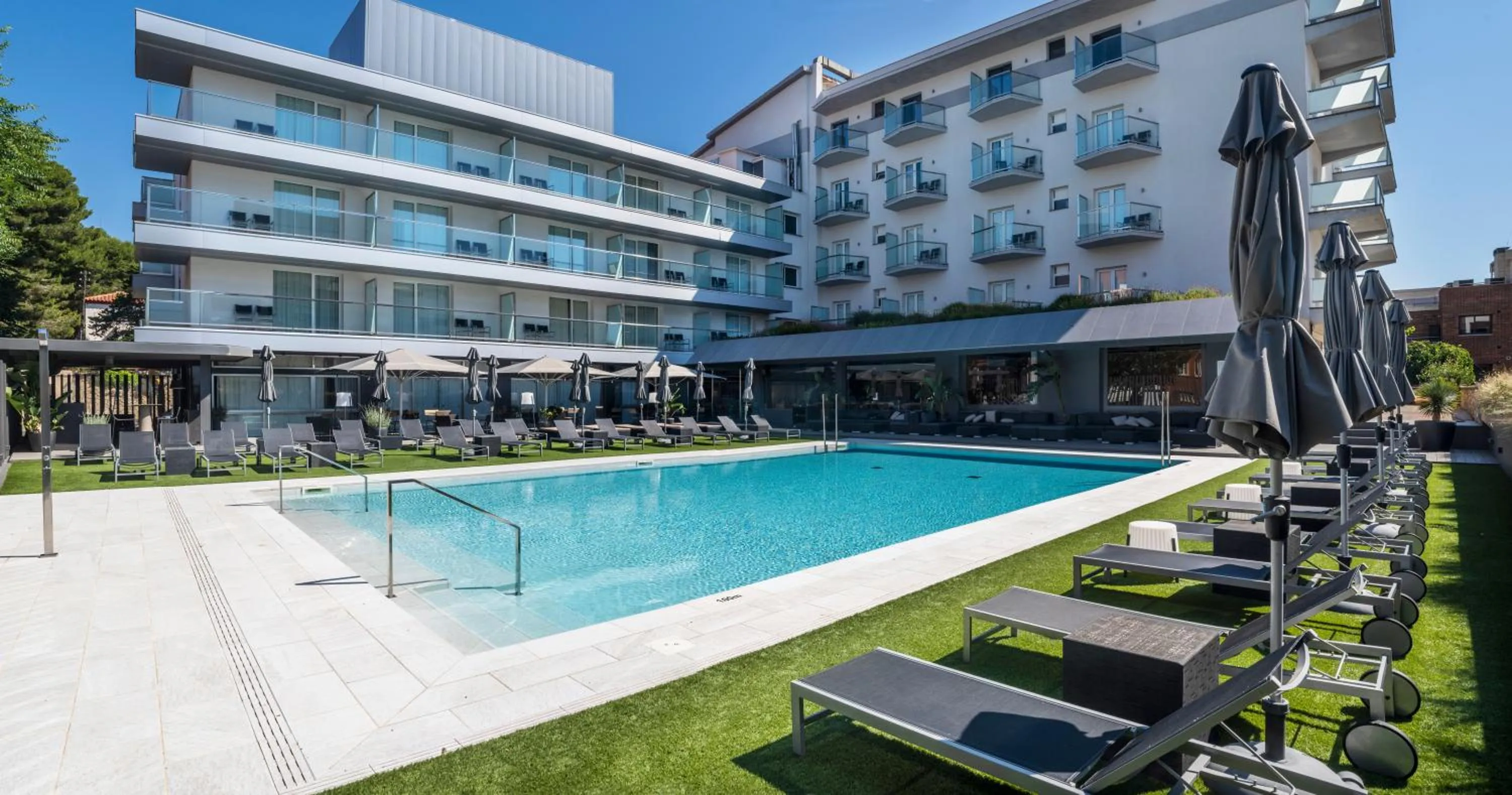 Swimming pool in Astari