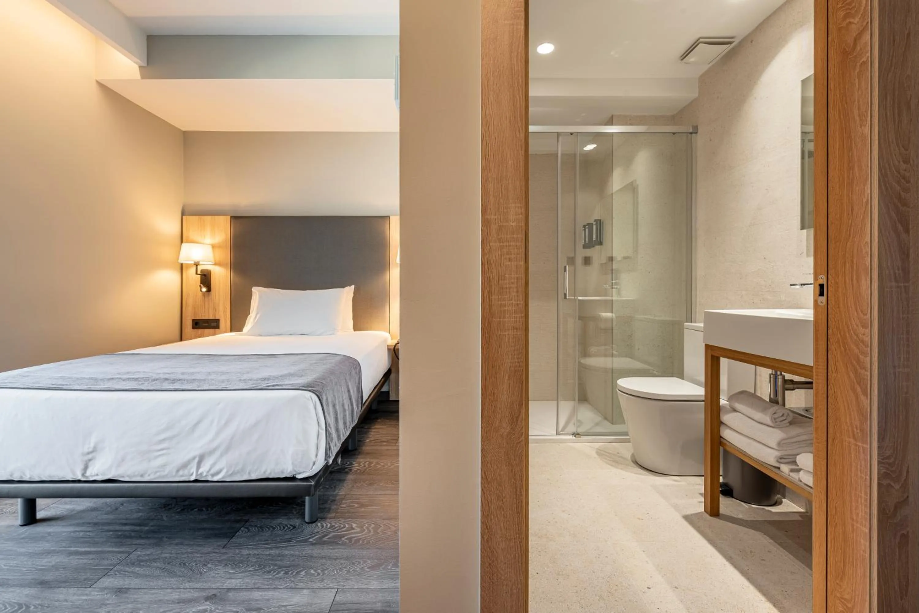 Shower, Bed in Astari