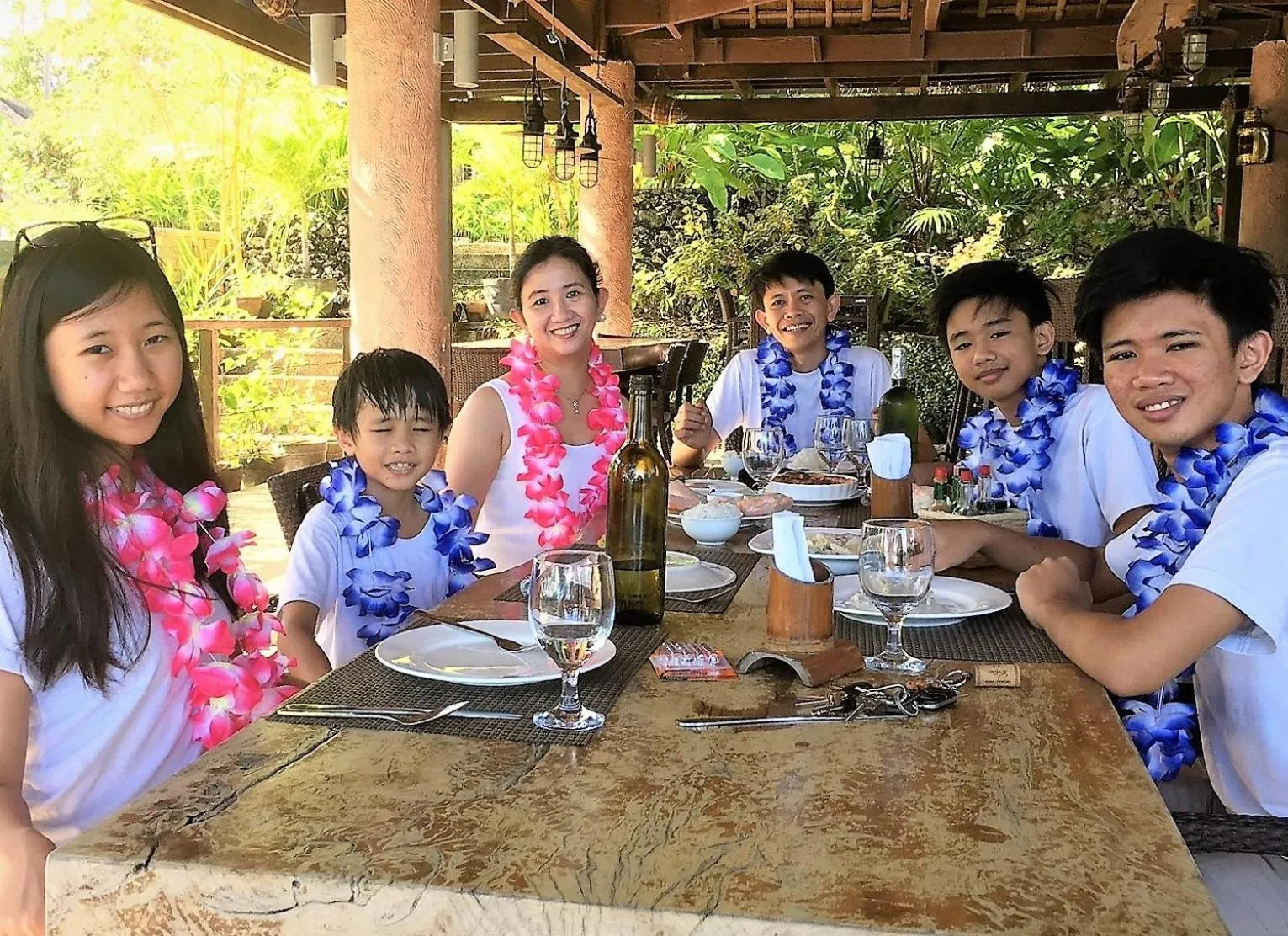 Restaurant/places to eat in Island View Beachfront Resort