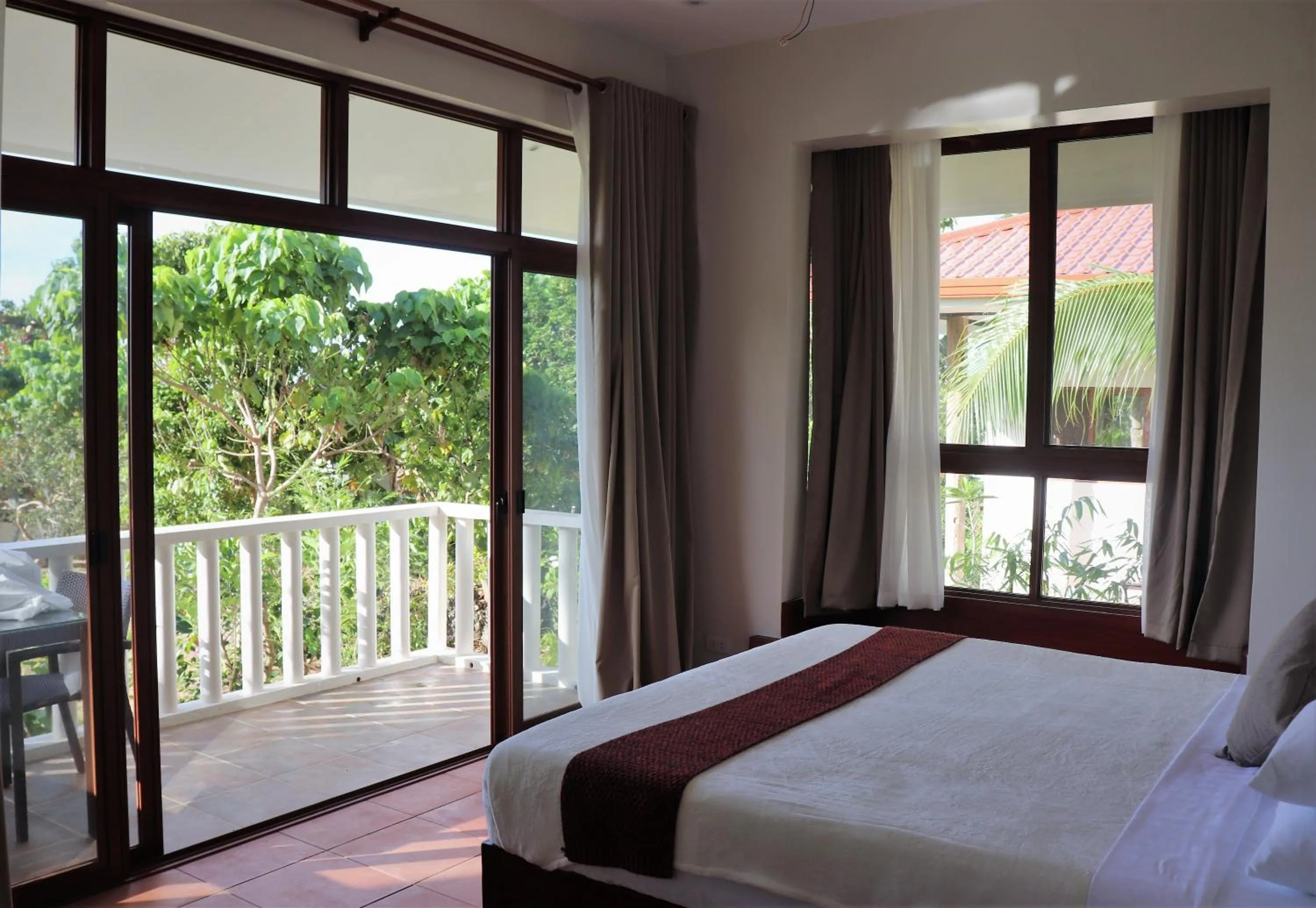 Balcony/Terrace, Bed in Island View Beachfront Resort