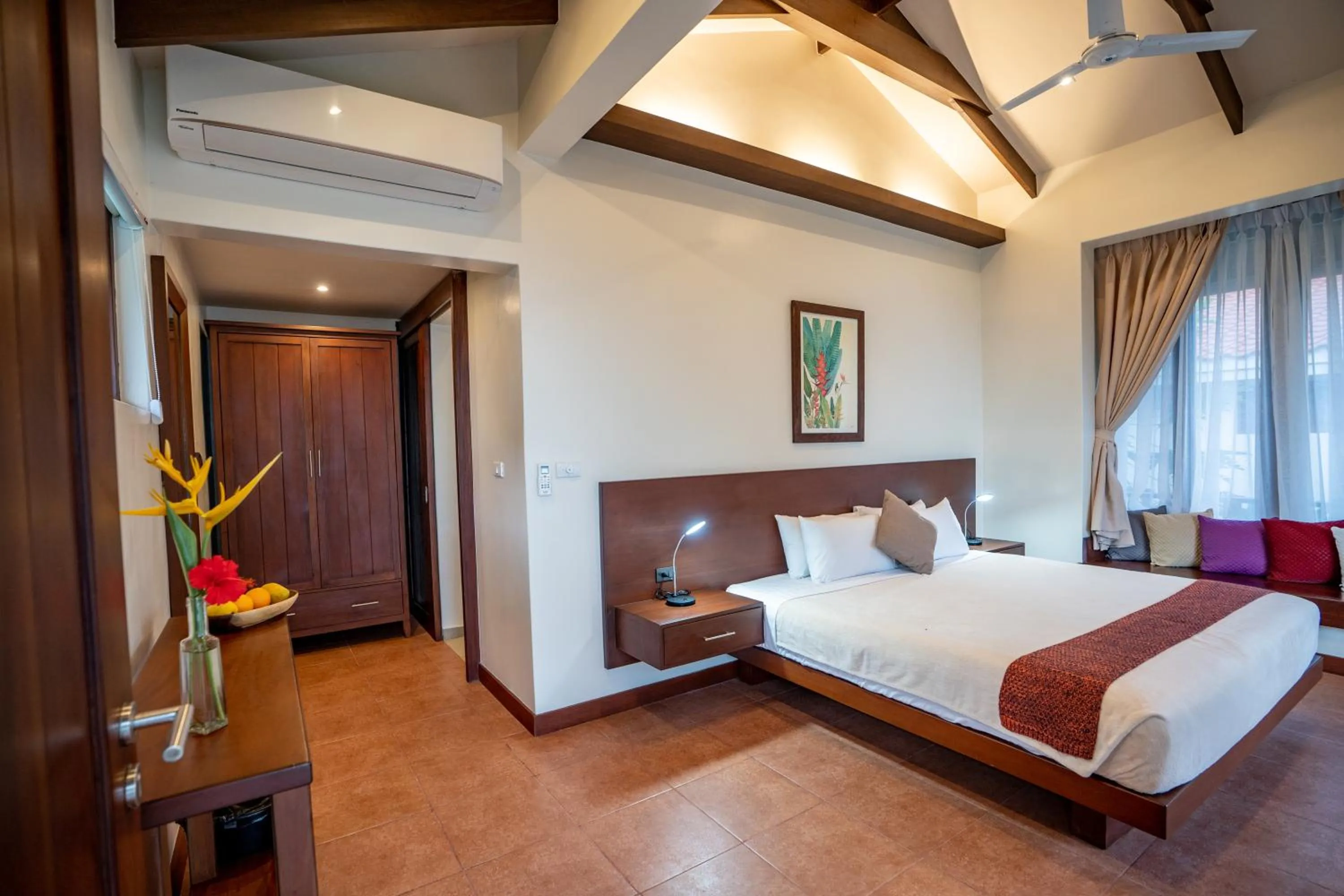 Bedroom, Bed in Island View Beachfront Resort