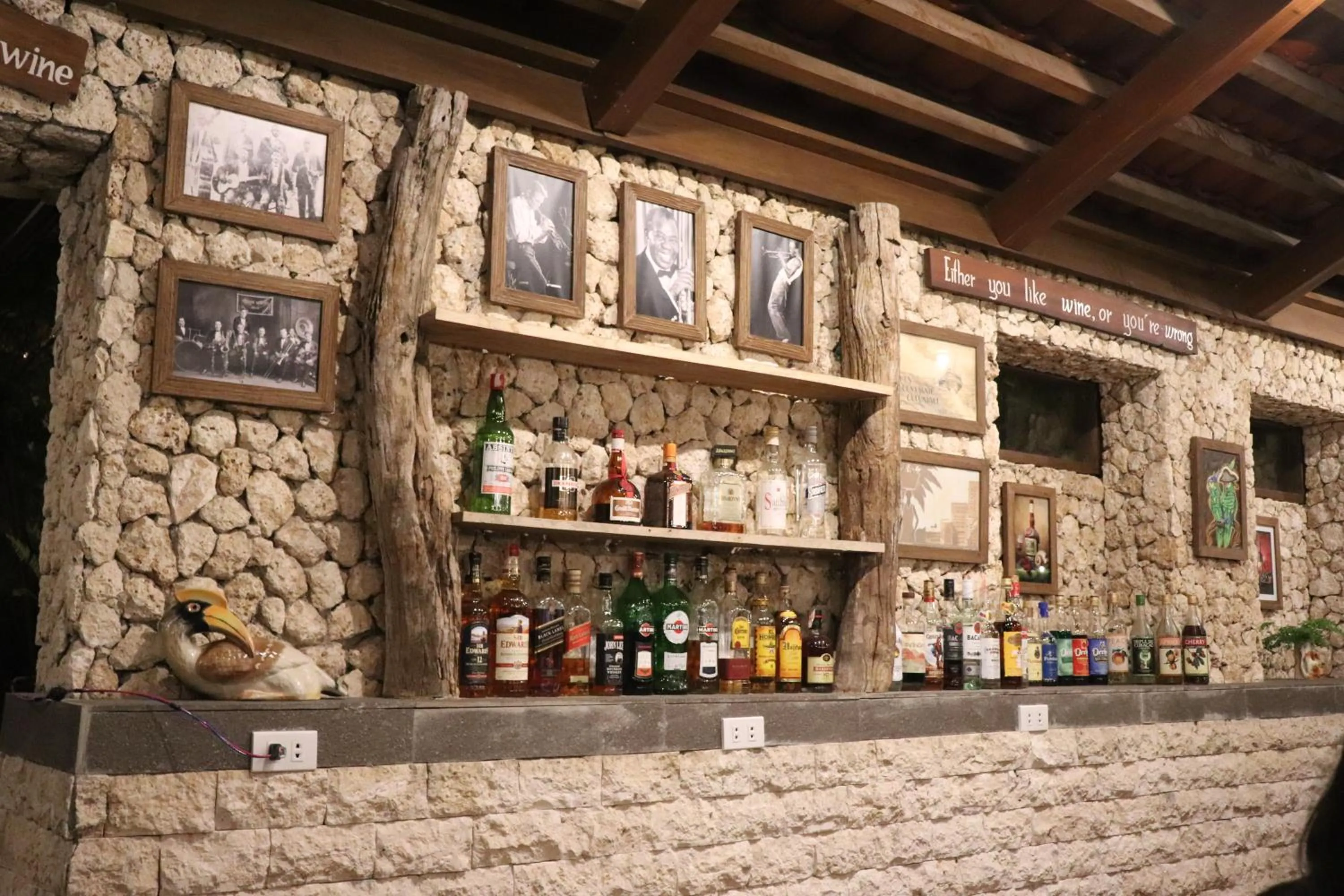 Lounge or bar in Island View Beachfront Resort