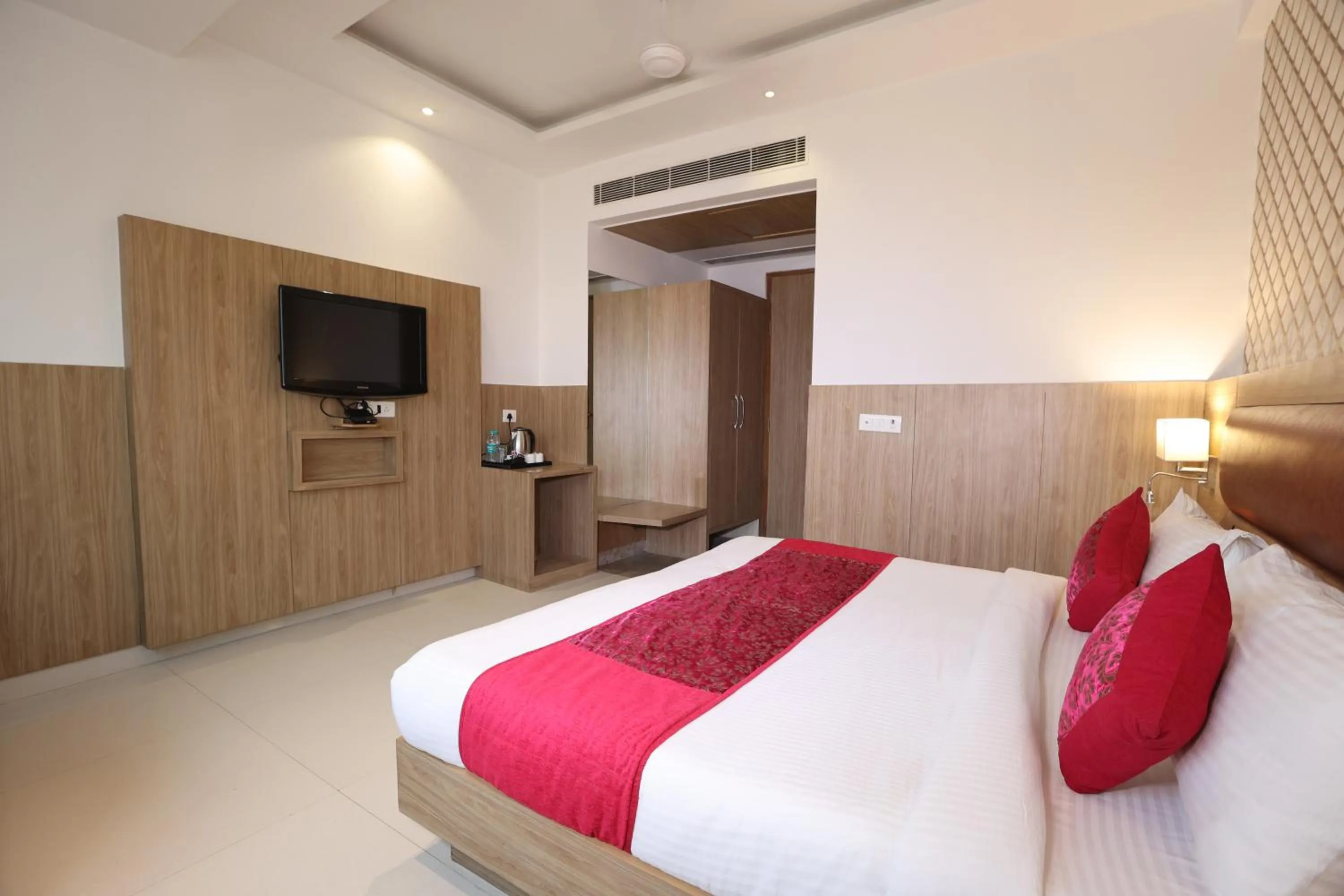 Bed in The Elevate Hotel Near Delhi Airport With- Free Airport PICKUP