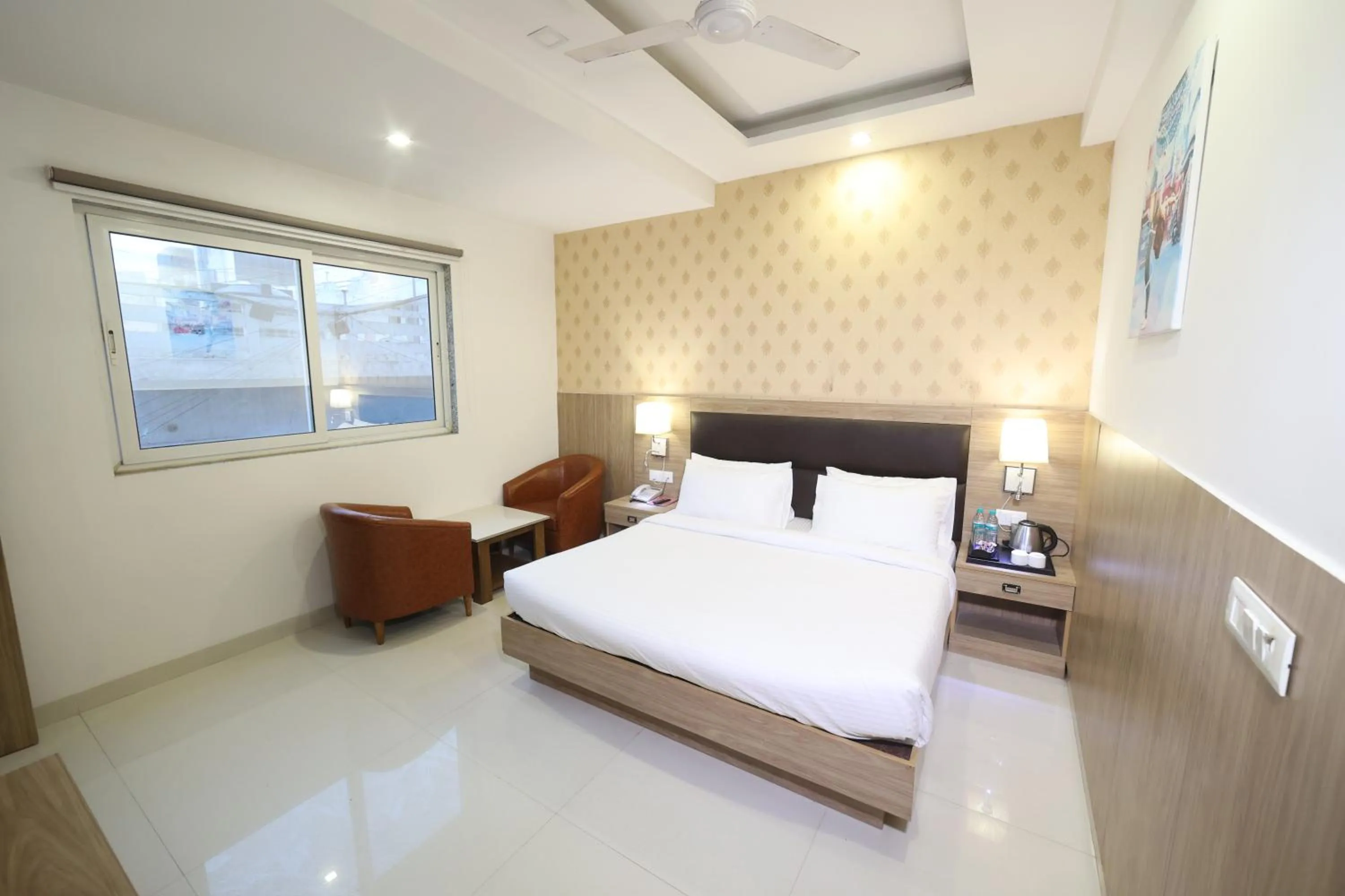Bed in The Elevate Hotel Near Delhi Airport With- Free Airport PICKUP