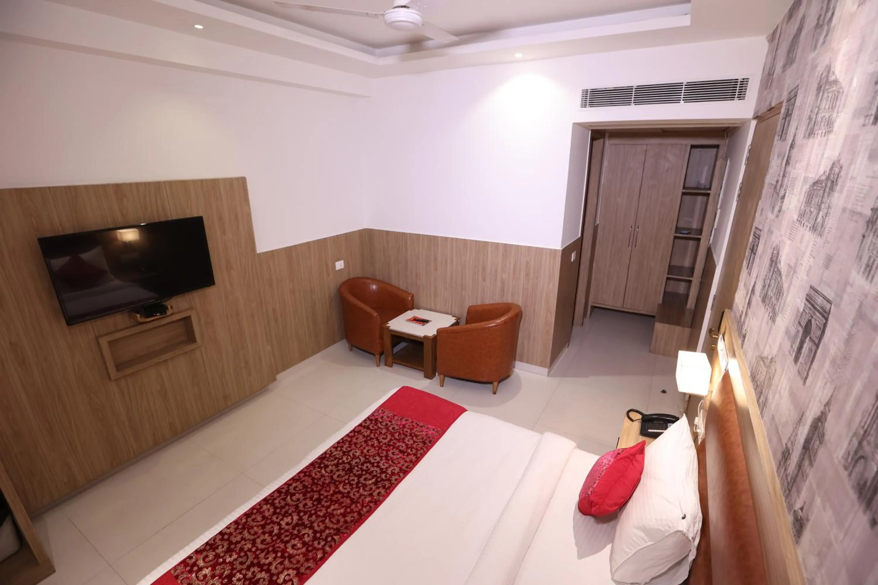 Bed in The Elevate Hotel Near Delhi Airport With- Free Airport PICKUP