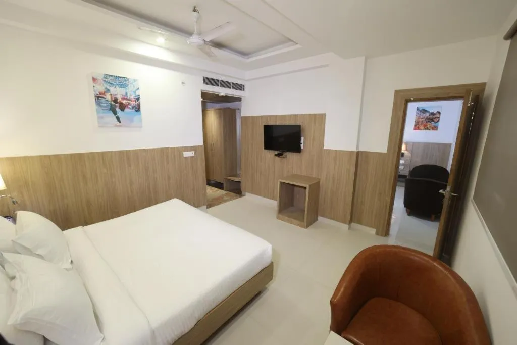 TV and multimedia, Bed in The Elevate Hotel Near Delhi Airport With- Free Airport PICKUP