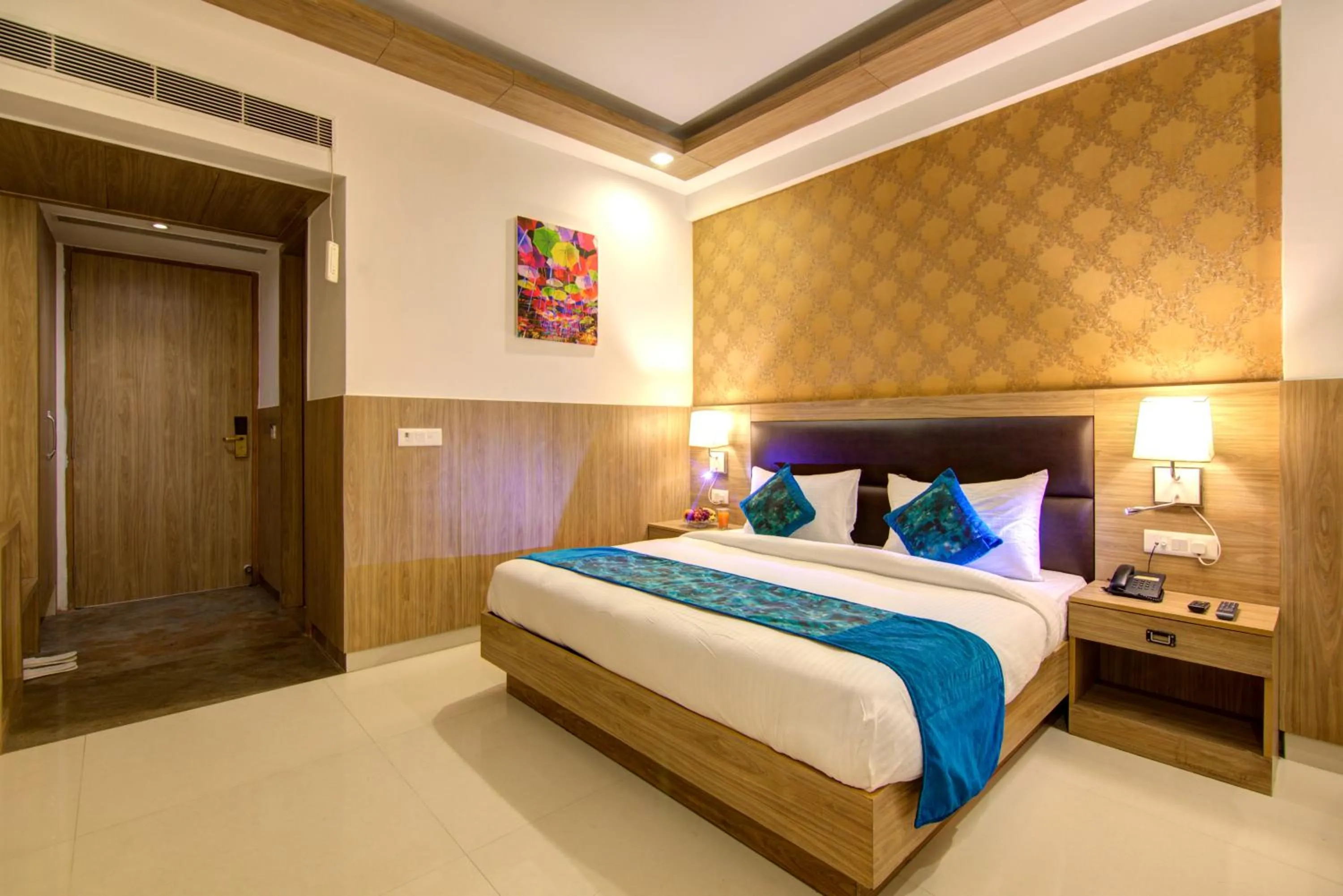 Bed in The Elevate Hotel Near Delhi Airport With- Free Airport PICKUP
