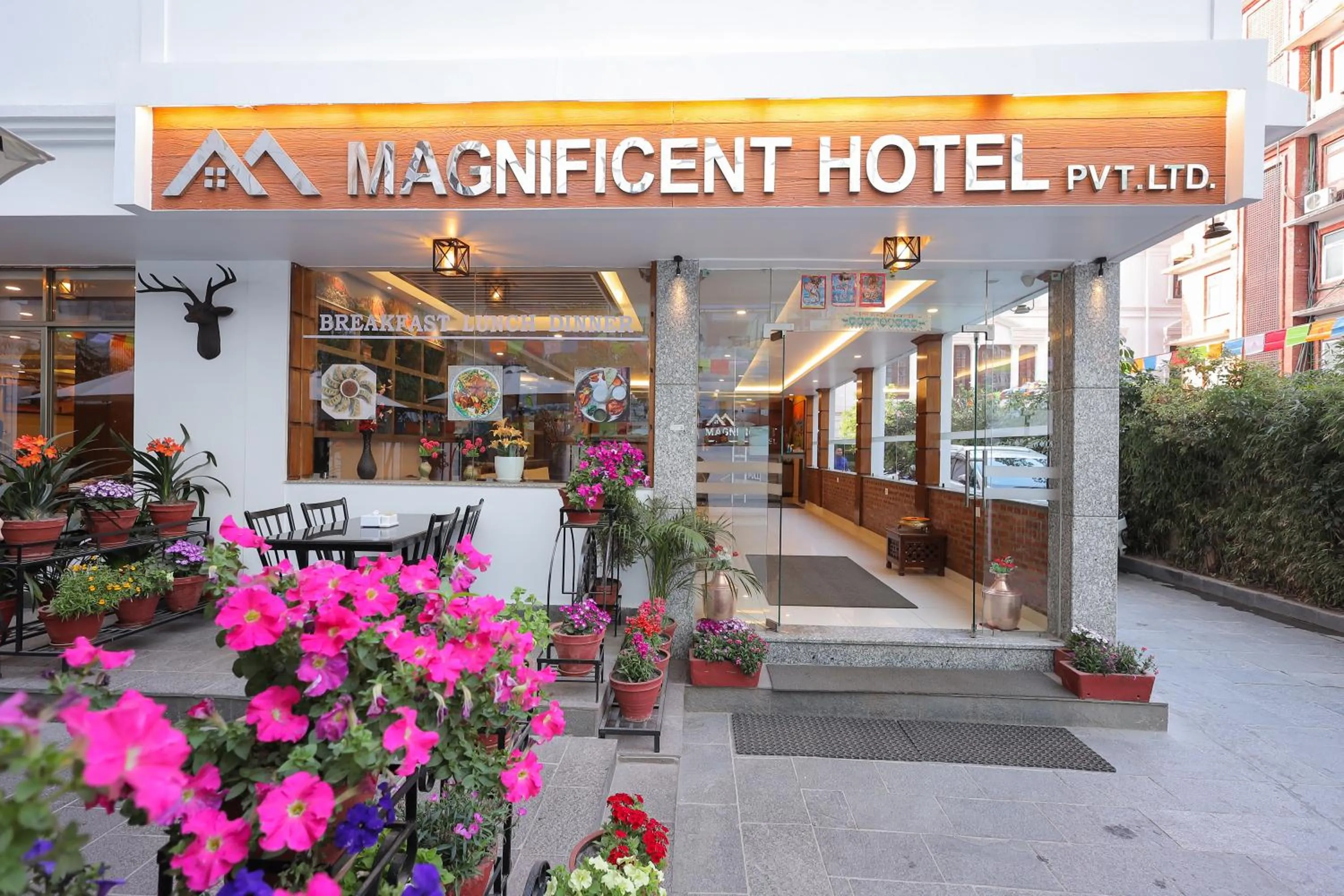 Restaurant/places to eat in Magnificent Hotel