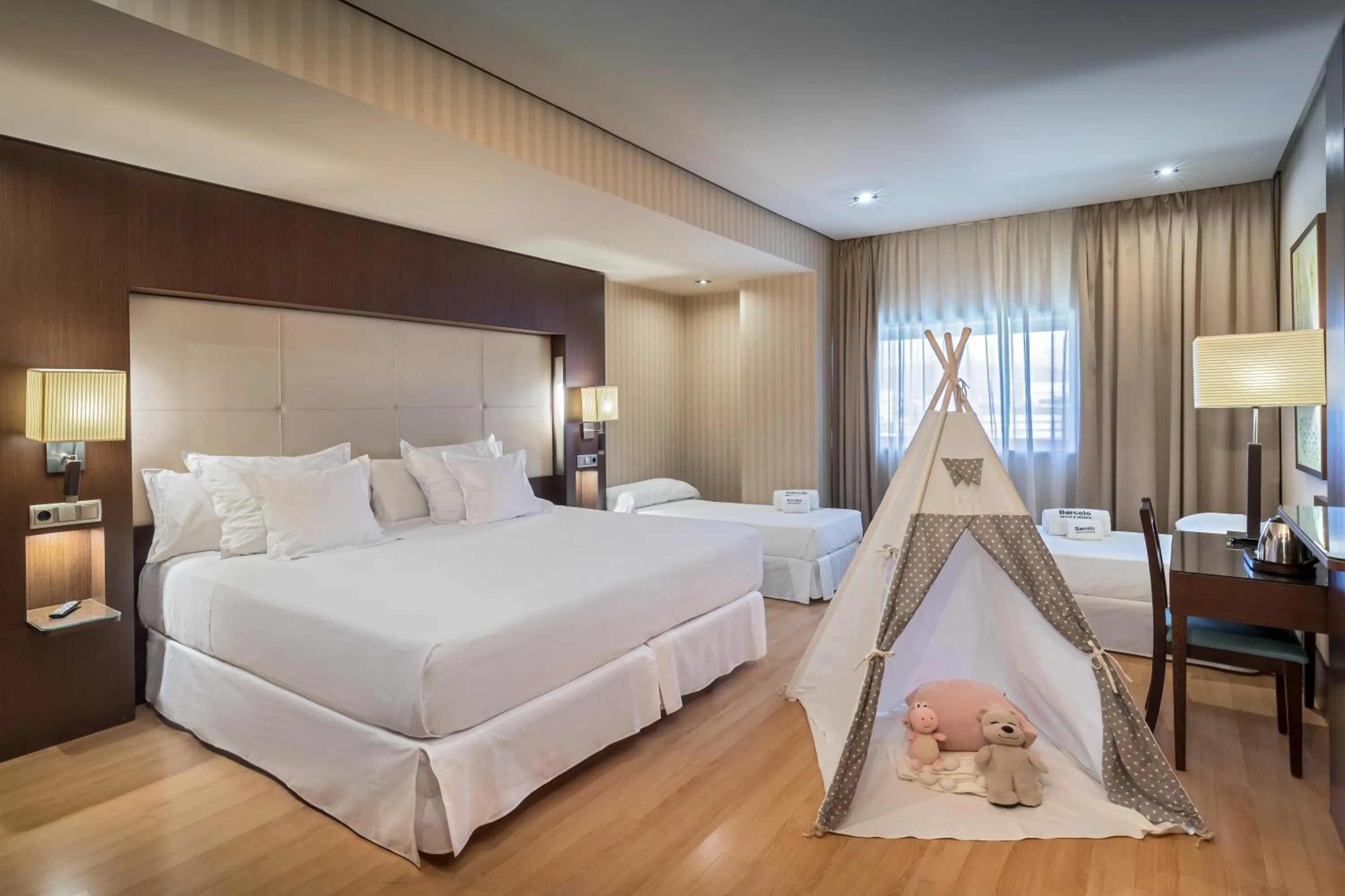 Photo of the whole room, Bed in Barceló Granada Congress