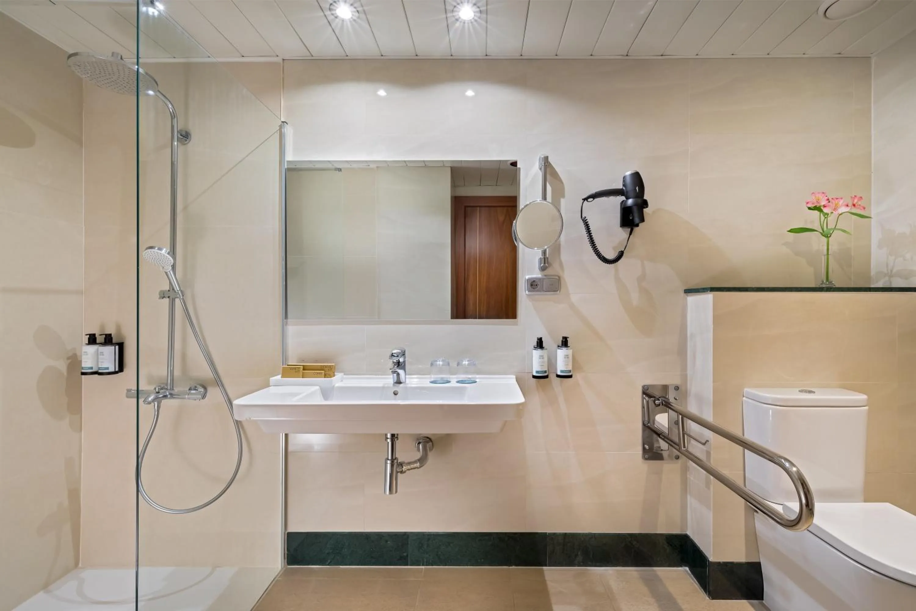 Shower in Occidental Granada