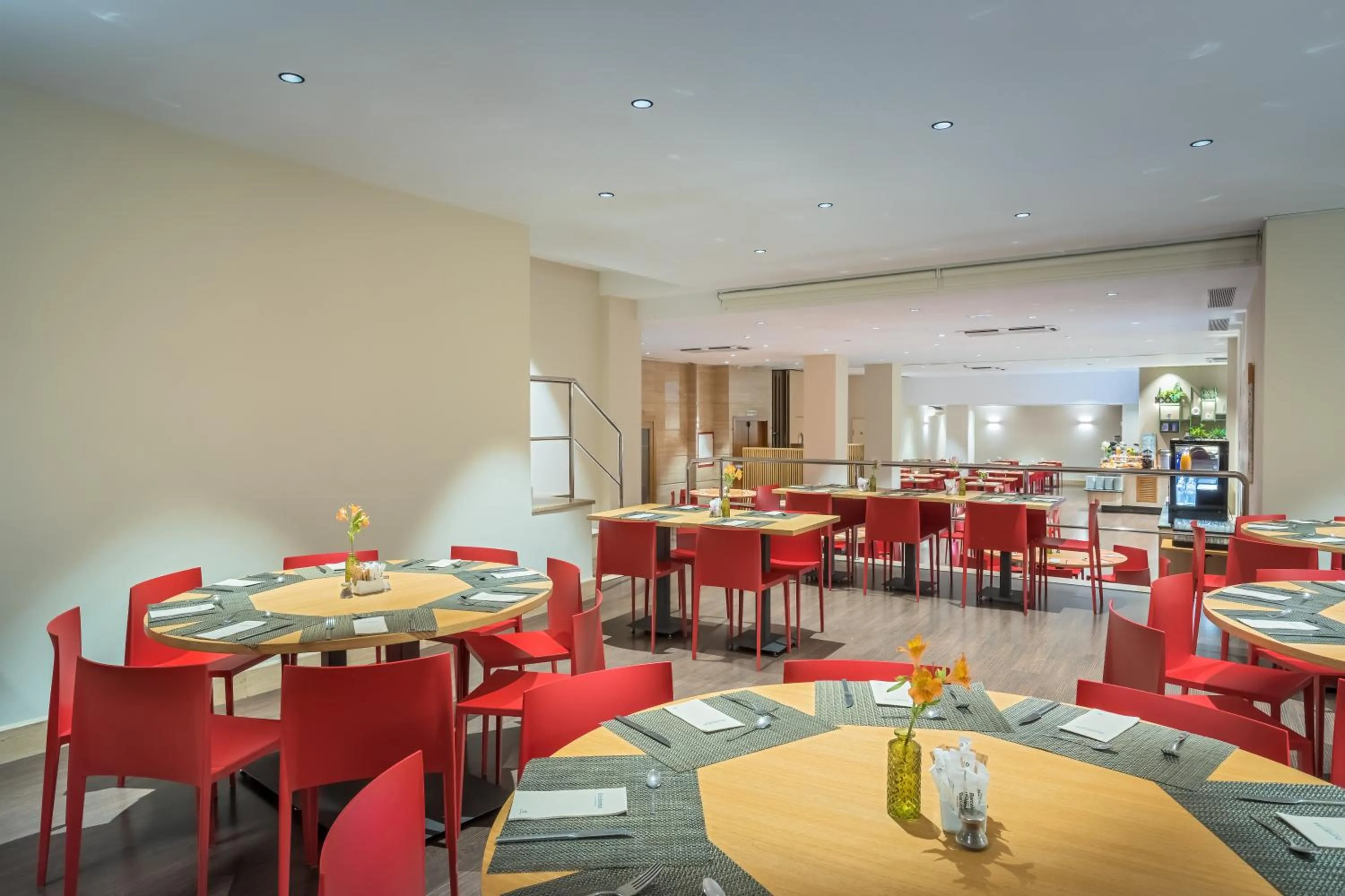 Restaurant/places to eat in Occidental Granada