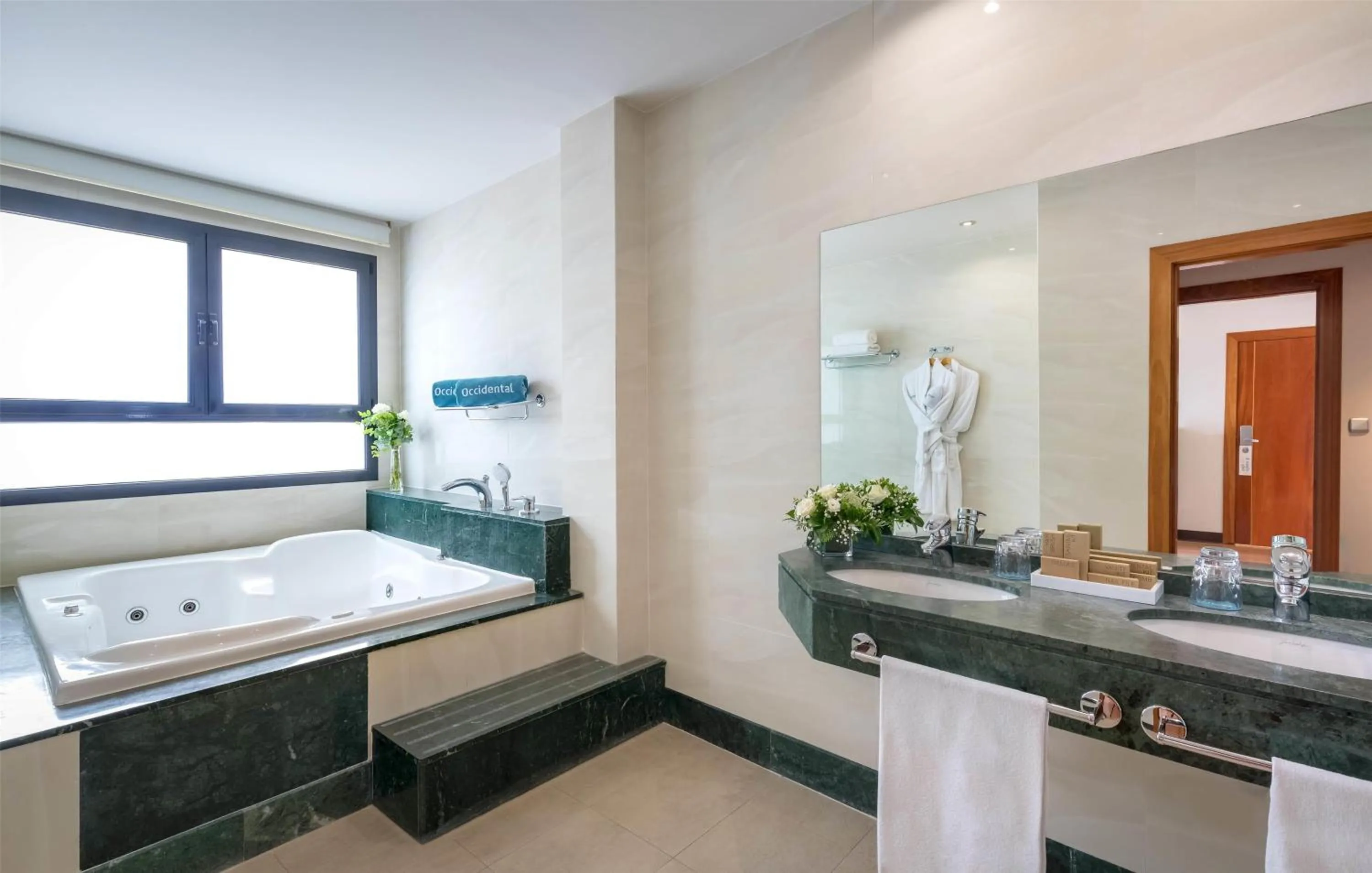 Bathroom, Bed in Occidental Granada