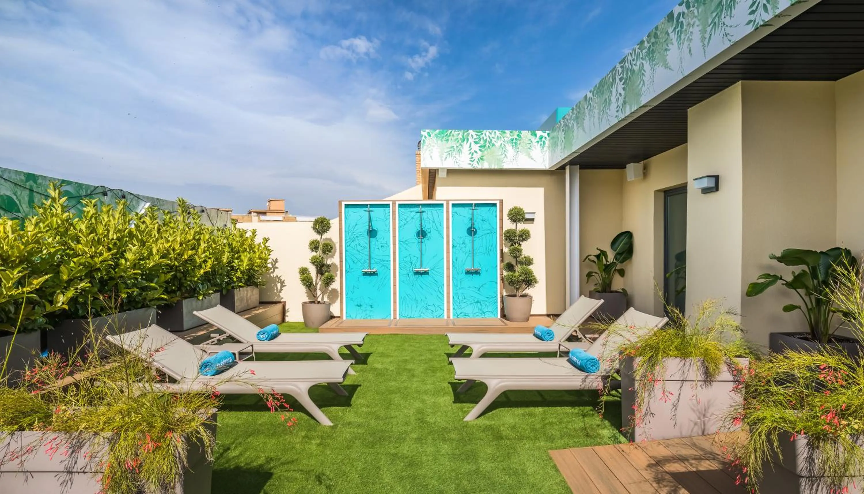 Shower in Occidental Granada