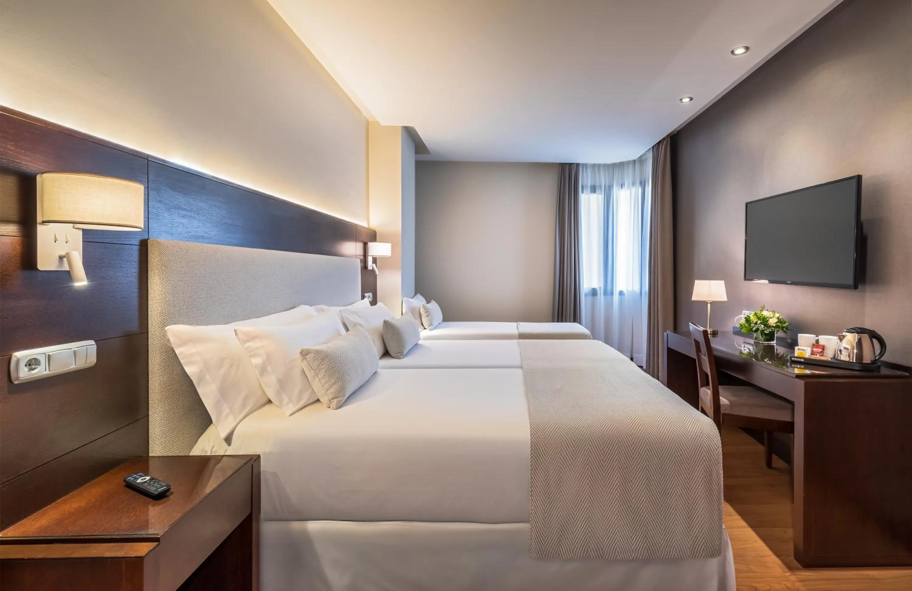 Communal lounge/ TV room, Bed in Occidental Granada