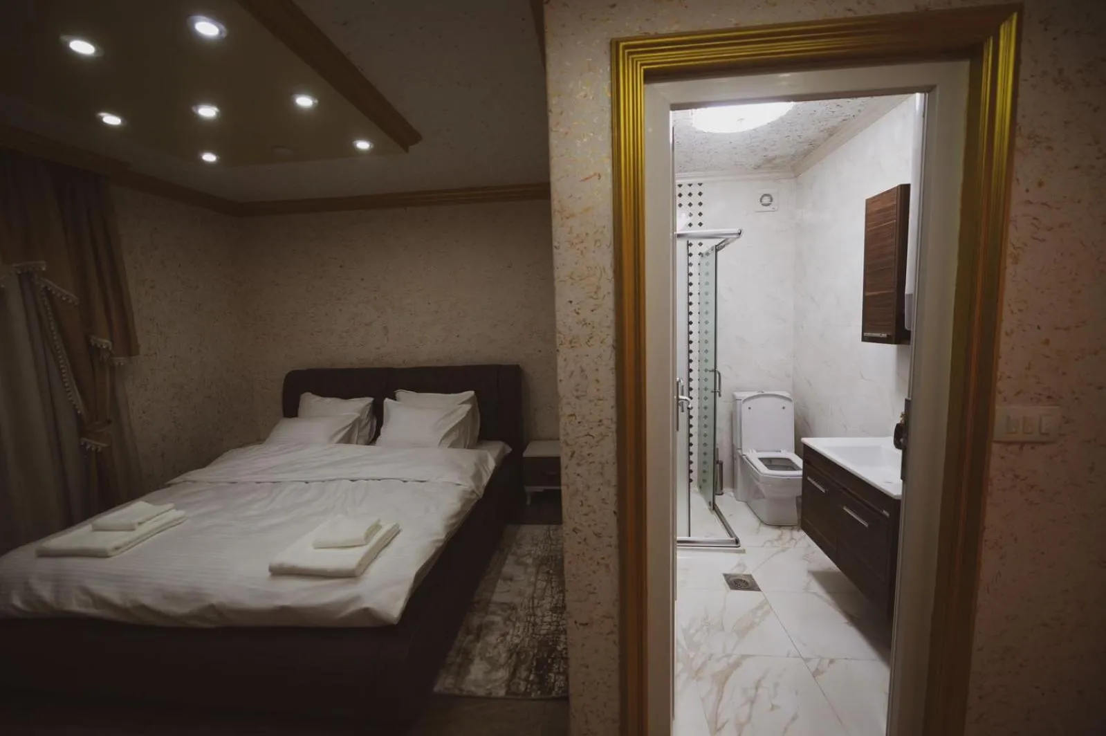 Bathroom, Bed in Hotel Premium