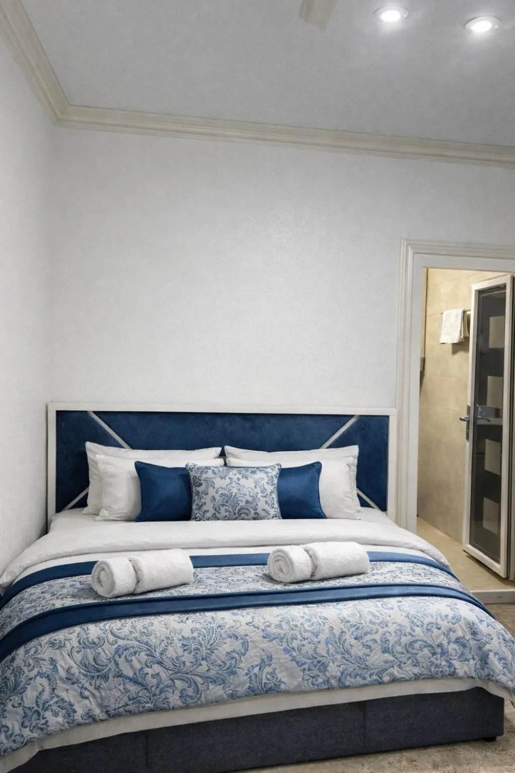 Bathroom, Bed in Hotel Premium