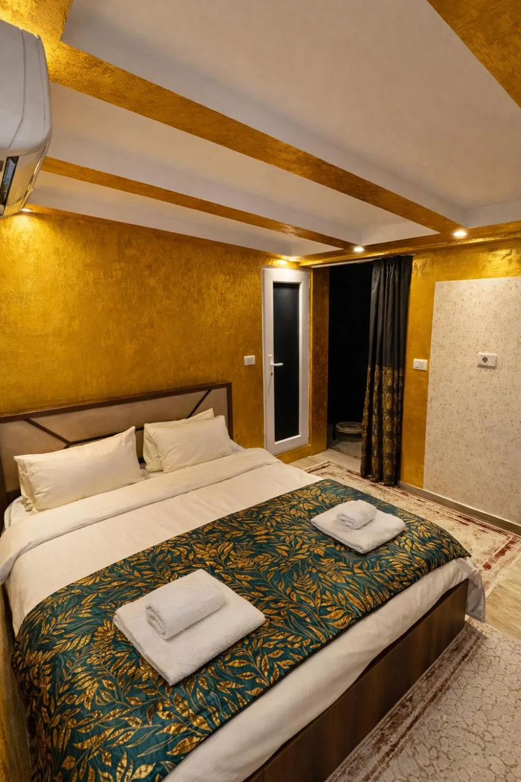 Bathroom, Bed in Hotel Premium