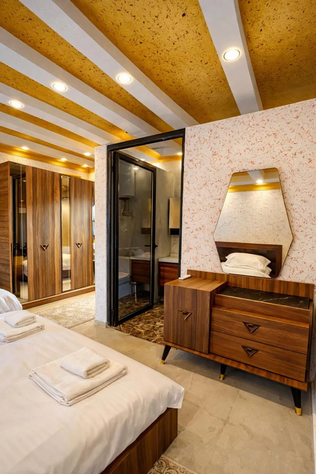 Bathroom, Bed in Hotel Premium