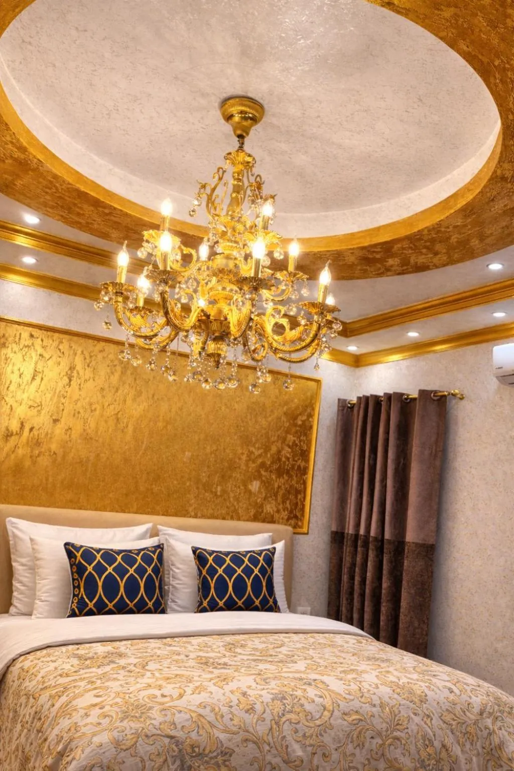 Bathroom, Bed in Hotel Premium