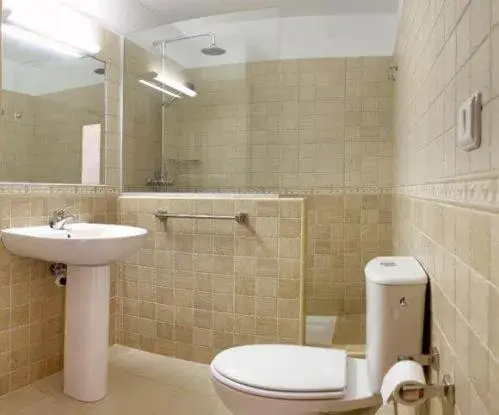 Bathroom in Apartamentos Tramuntana Bathroom in Apartamentos Tramuntana