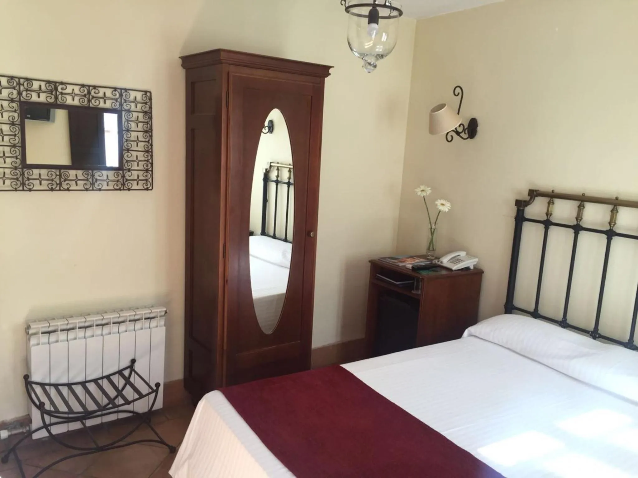 Photo of the whole room, Bed in Casa del Capitel Nazarí