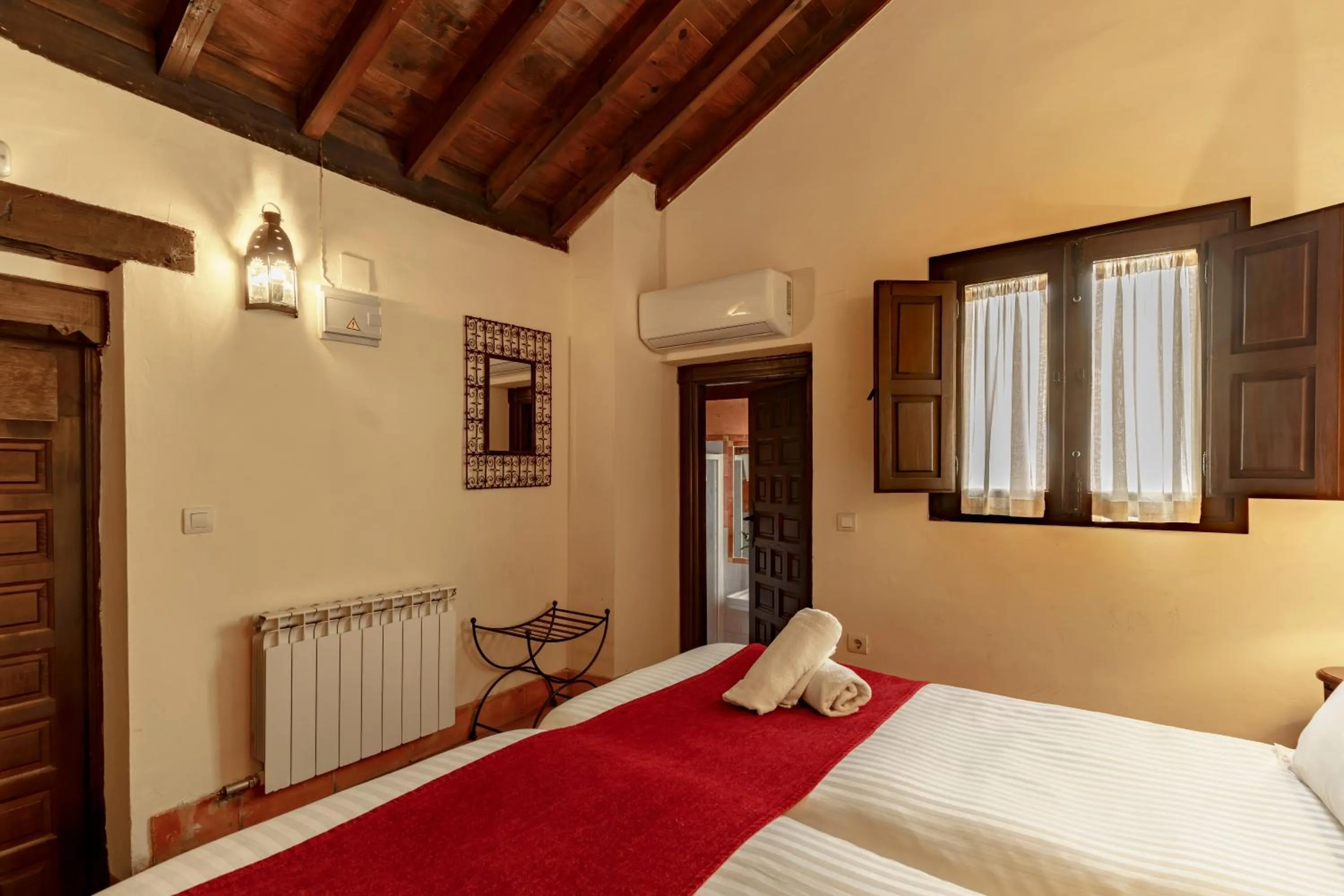 Photo of the whole room, Bed in Casa del Capitel Nazarí