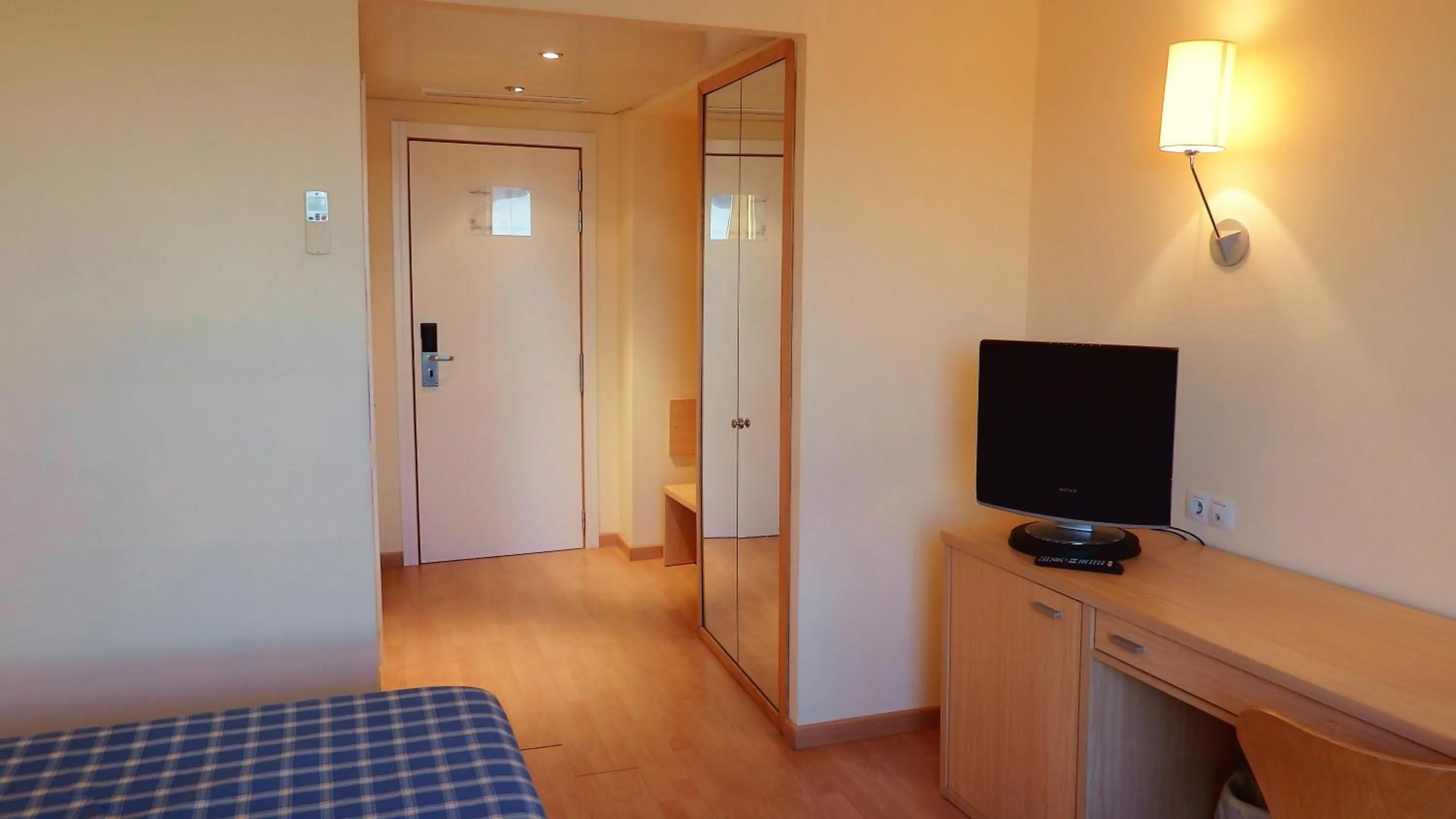 Bedroom, Bed in Flag Hotel Valencia