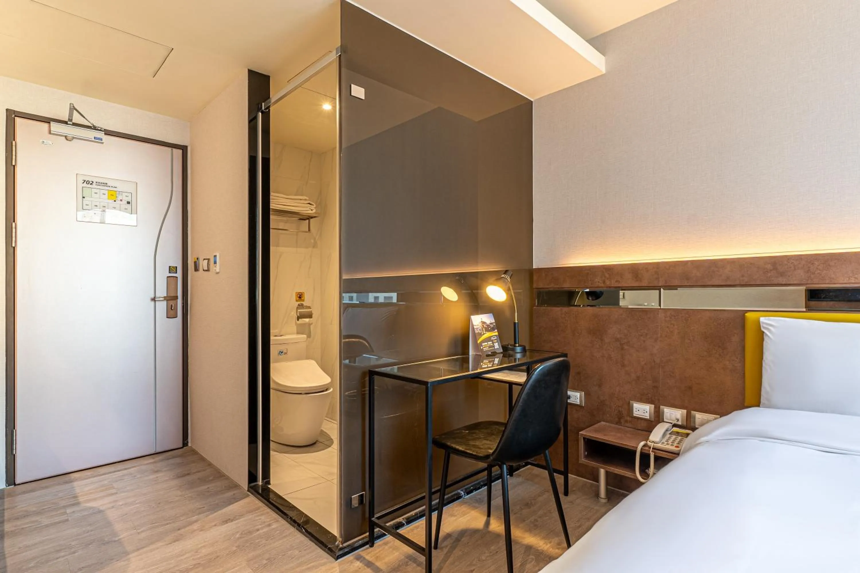 Bathroom, Bed in CHECK inn Taichung Qinghai