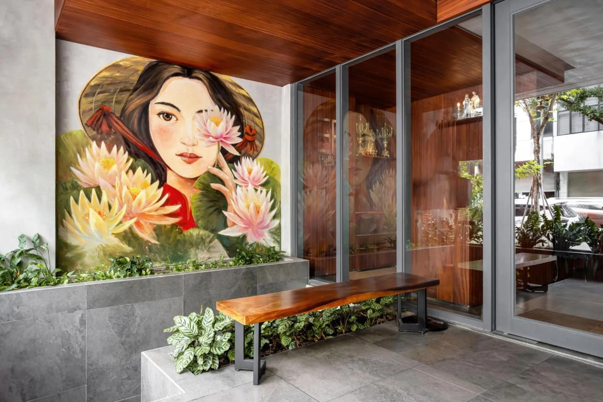 Decorative detail in Triple E Hotel Metro Ben Thanh