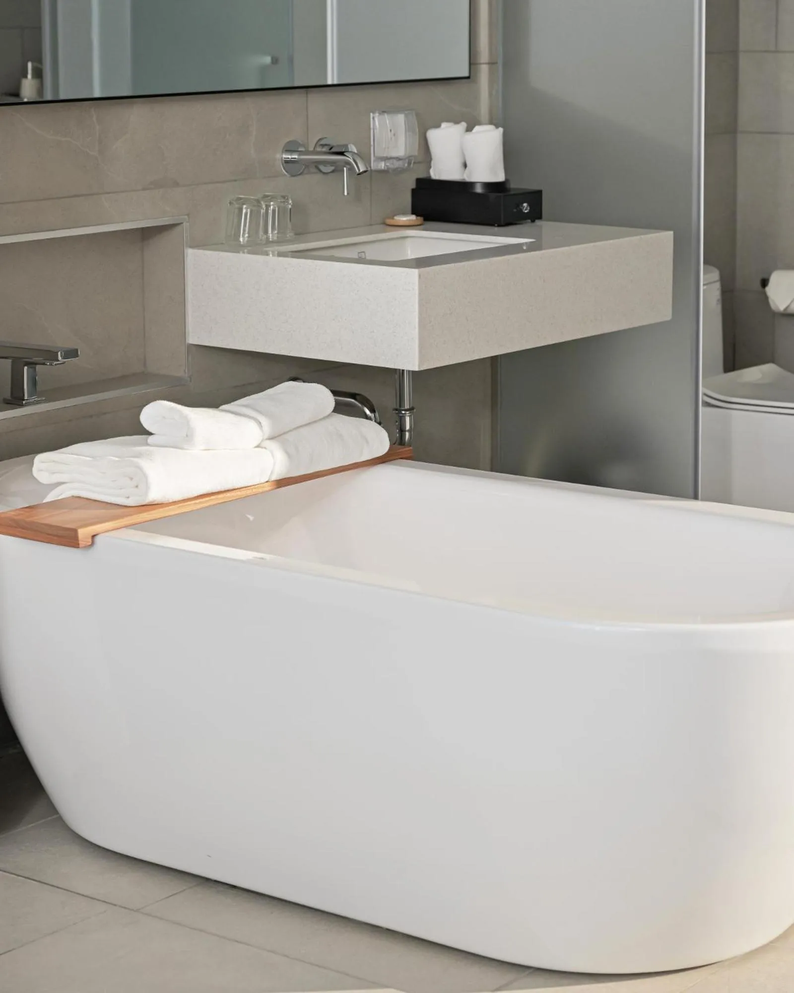 Shower in Triple E Hotel Metro Ben Thanh