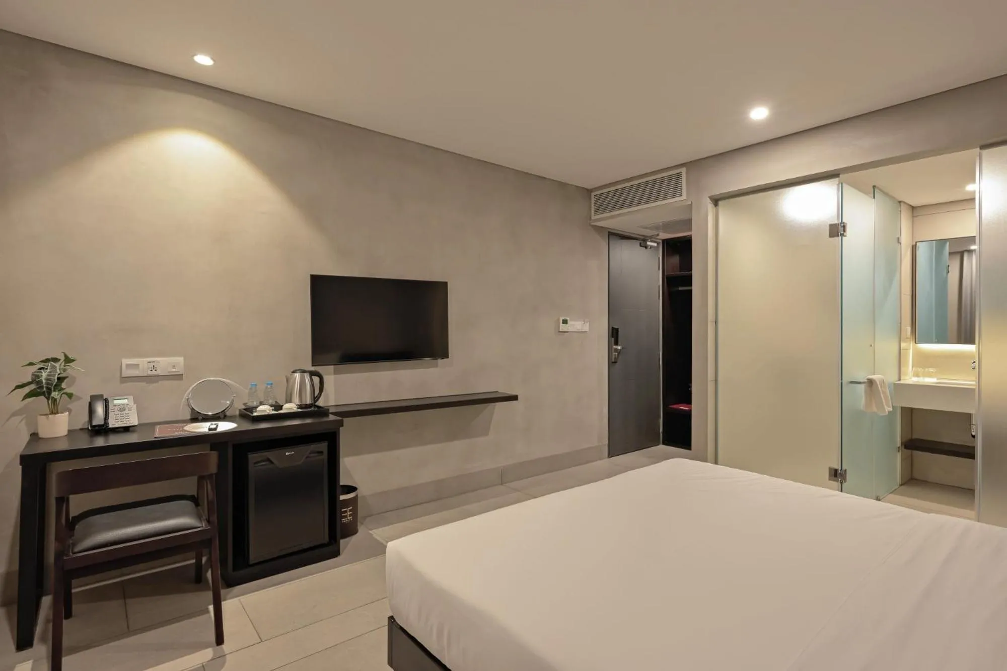 Decorative detail, Bed in Triple E Hotel Metro Ben Thanh