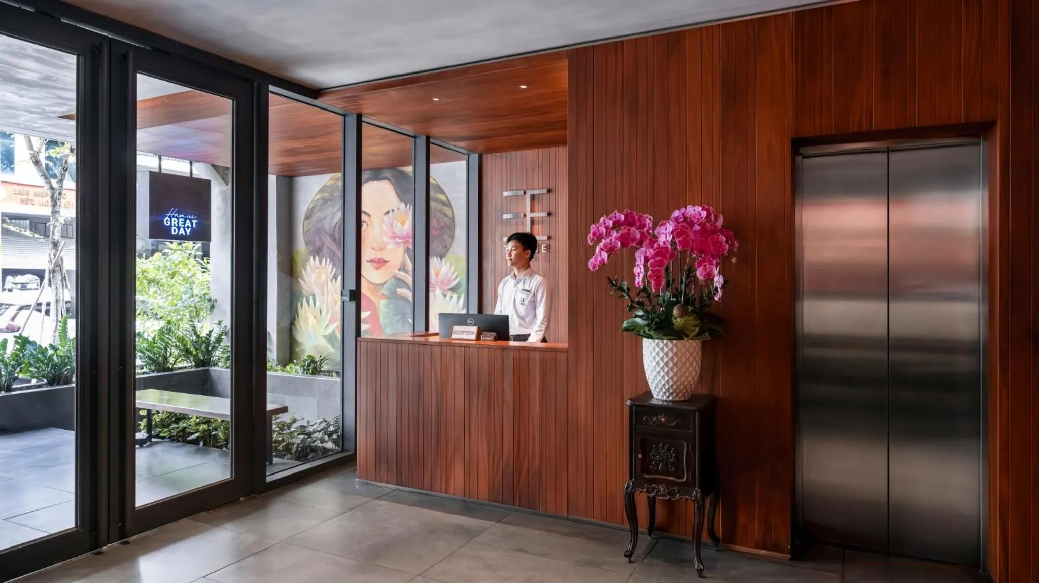 Staff in Triple E Hotel Metro Ben Thanh