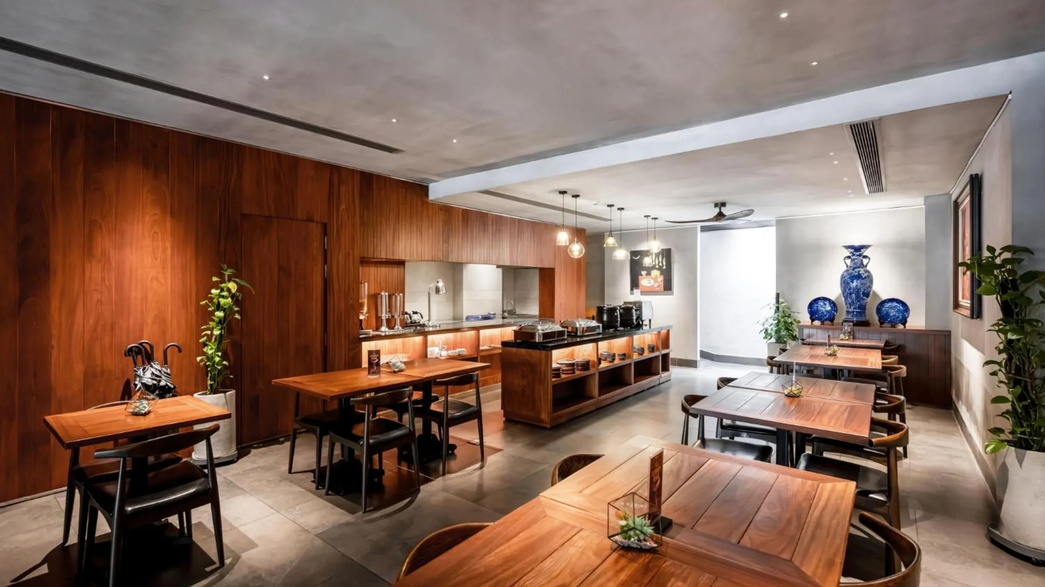 Restaurant/places to eat in Triple E Hotel Metro Ben Thanh