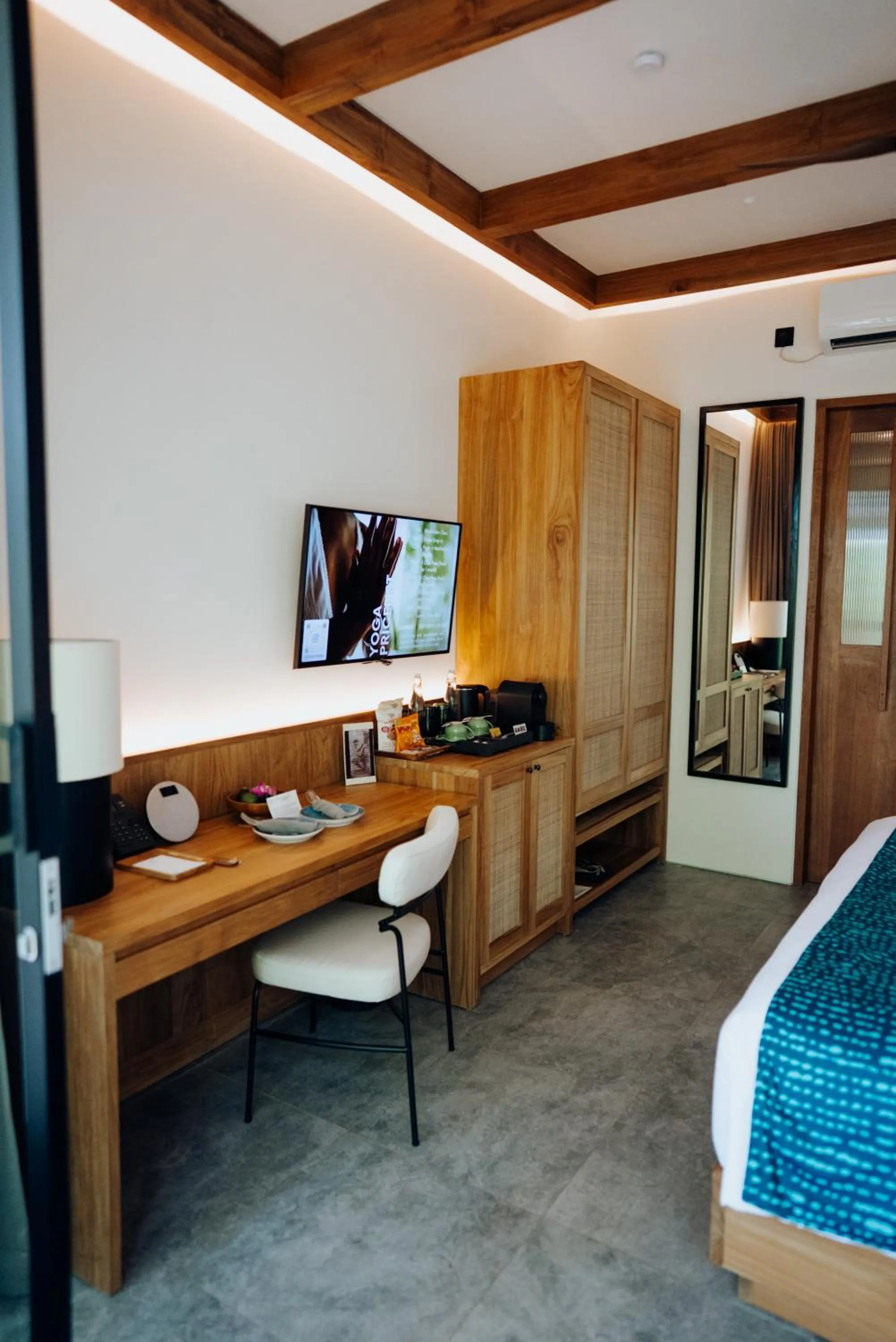 Coffee/tea facilities, Bed in Deep Roots Dive & Yoga Resort