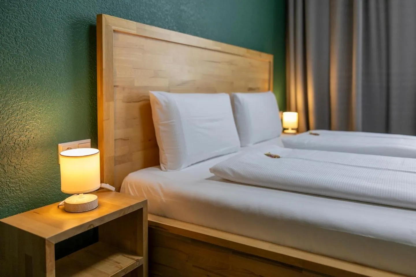 Bed in Hotel Residenz Luxury - Outletcity - Parken - Klima - 24h Check-In