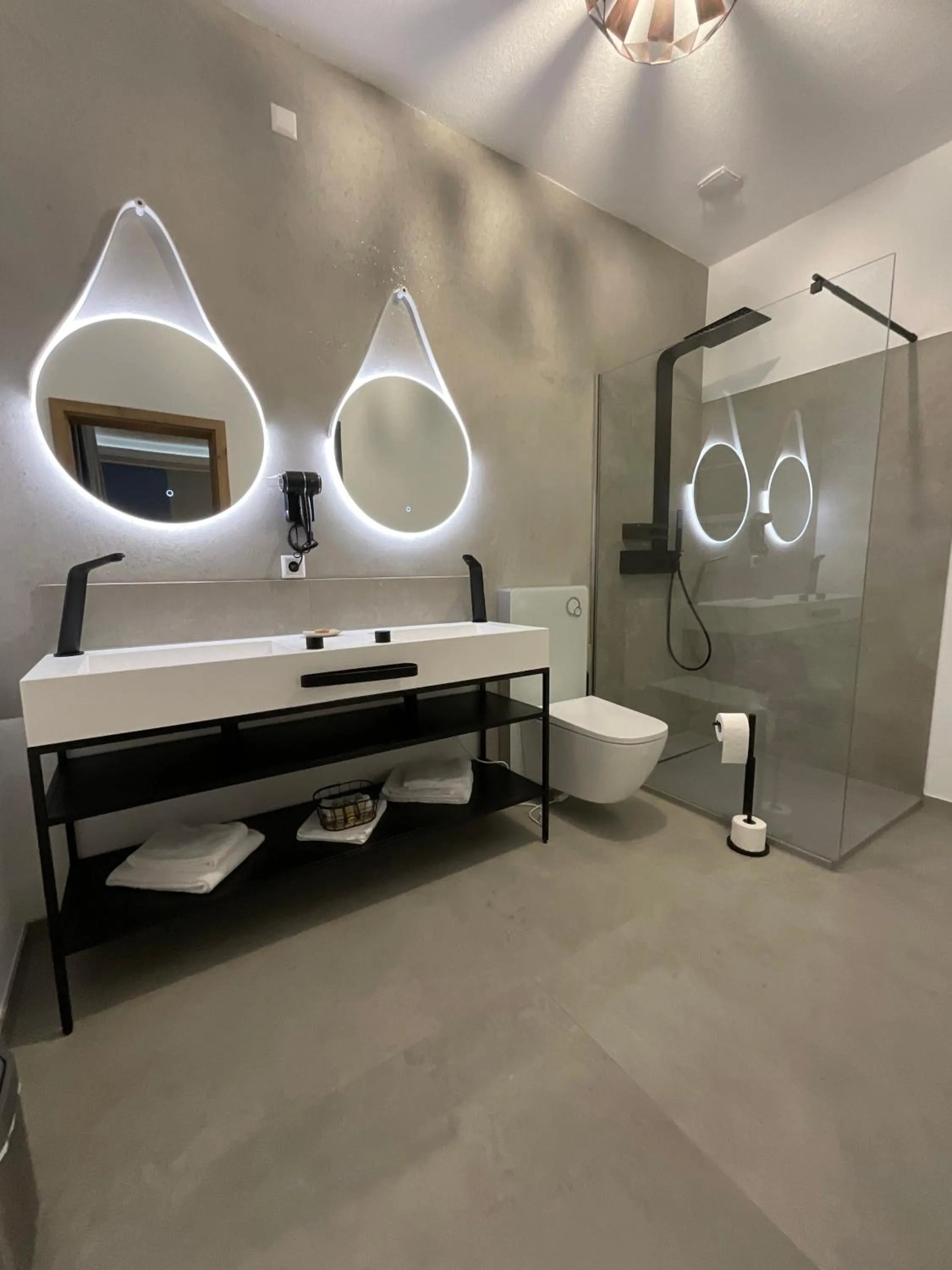 Shower in Hotel Residenz Luxury - Outletcity - Parken - Klima - 24h Check-In